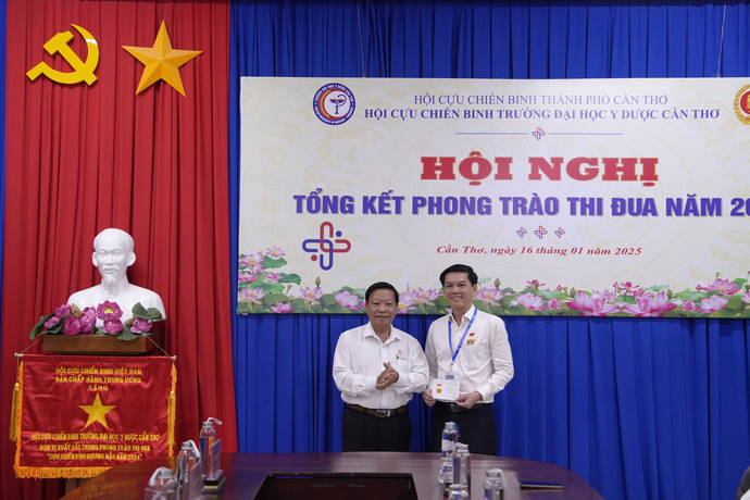 Đại tá Huỳnh Thanh Phương – Chủ tịch Hội Cựu chiến binh thành phố Cần Thơ trao tặng kỷ niệm chương Cựu chiến binh Việt Nam cho PGS.TS. Trần Viết An - Ủy viên Ban Chấp hành Đảng bộ, Phó Hiệu trưởng trường.