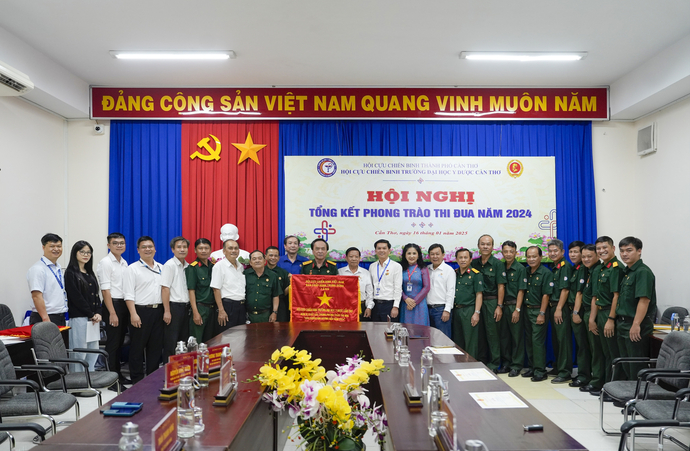 Đại tá Huỳnh Thanh Phương – Chủ tịch Hội Cựu chiến binh thành phố Cần Thơ và PGS.TS. Trần Viết An - Ủy viên Ban Chấp hành Đảng bộ, Phó Hiệu trưởng cùng trao Cờ thi đua của Ban Chấp hành Trung ương Hội Cựu chiến binh Việt Nam cho tập thể Hội Cựu chiến binh Trường Đại học Y Dược Cần Thơ