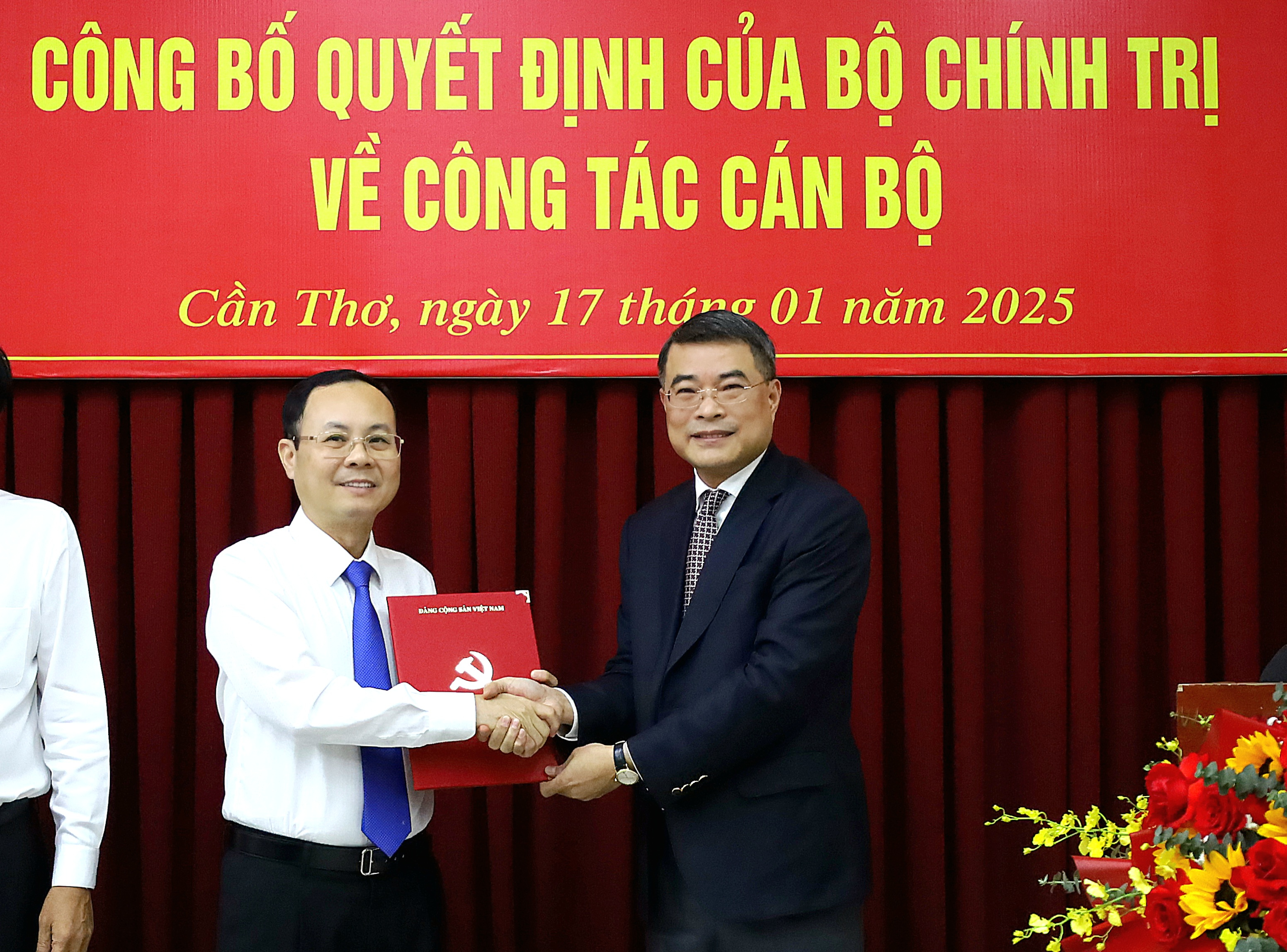 Ông Lê Minh Hưng - Uỷ viên Bộ Chính trị, Bí thư Trung ương Đảng, Trưởng Ban Tổ chức Trung ương trao quyết định của Bộ Chính trị điều động, phân công, bổ nhiệm ông Nguyễn Văn Hiếu giữ chức phó trưởng Ban Tuyên giáo Trung ương.