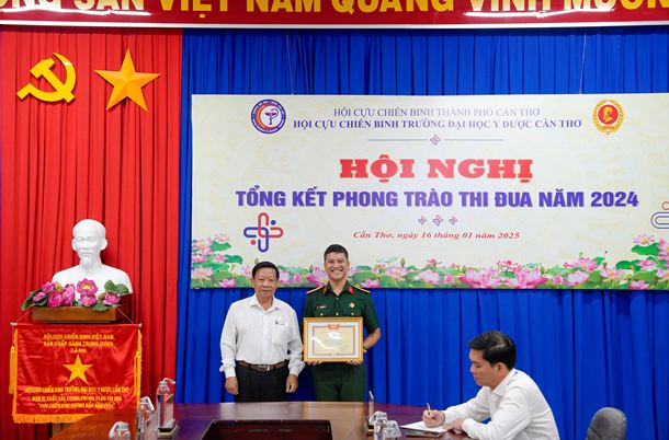 Đại tá Huỳnh Thanh Phương – Chủ tịch Hội Cựu chiến binh thành phố Cần Thơ trao Bằng khen của Chủ tịch Hội Cựu chiến binh thành phố Cần Thơnăm 2024 cho đồng chí Phạm Trần Nam - Ủy viên Ban Chấp hành Hội Cựu chiến binh Trường Đại học Y Dược Cần Thơ