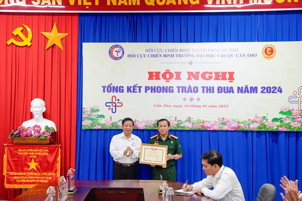 Đại tá Huỳnh Thanh Phương – Chủ tịch Hội Cựu chiến binh thành phố Cần Thơ trao Bằng khen của Chủ tịch Hội Cựu chiến binh thành phố Cần Thơ giai đoạn 2019 - 2024 cho đồng chí Huỳnh Văn Trương – Phó Chủ tịch Hội Cựu chiến binh Trường Đại học Y Dược Cần Thơ