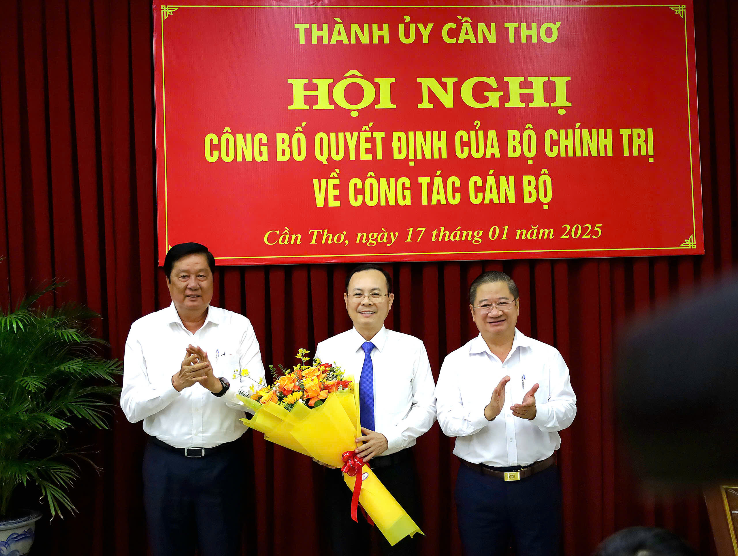 Ông Phạm Văn Hiểu - Phó Bí thư Thường trực Thành ủy, Chủ tịch HĐND TP. Cần Thơ và ông Trần Việt Trường - Phó Bí thư Thành ủy, Chủ tịch UBND TP. Cần Thơ tặng hoa chúc mừng tân Phó Trưởng Ban Tuyên giáo Trung ương Nguyễn Văn Hiếu.