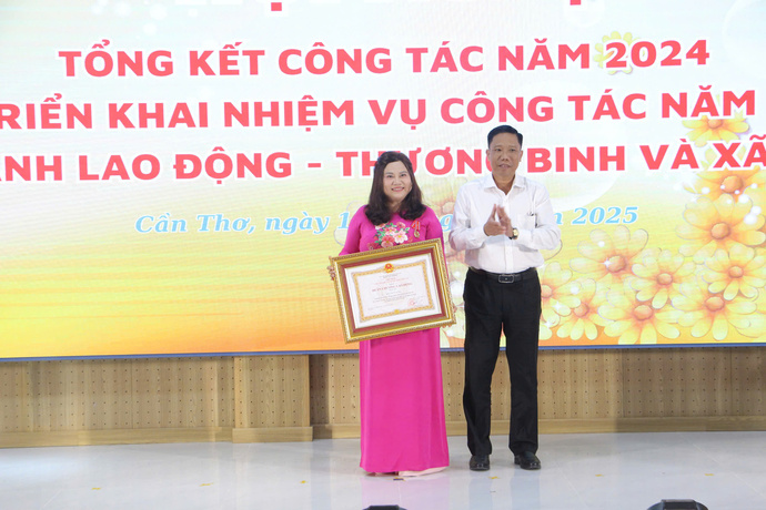 Thừa ủy nhiệm Chủ tịch nước, ông Nguyễn Thực Hiện- Phó Chủ tịch UBND thành phố Cần Thơ trao Huân chương lao động hạng 3 cho Tiến sĩ Trần Thị Xuân Mai- Ủy viên UBND, Giám đốc Sở LĐTBXH