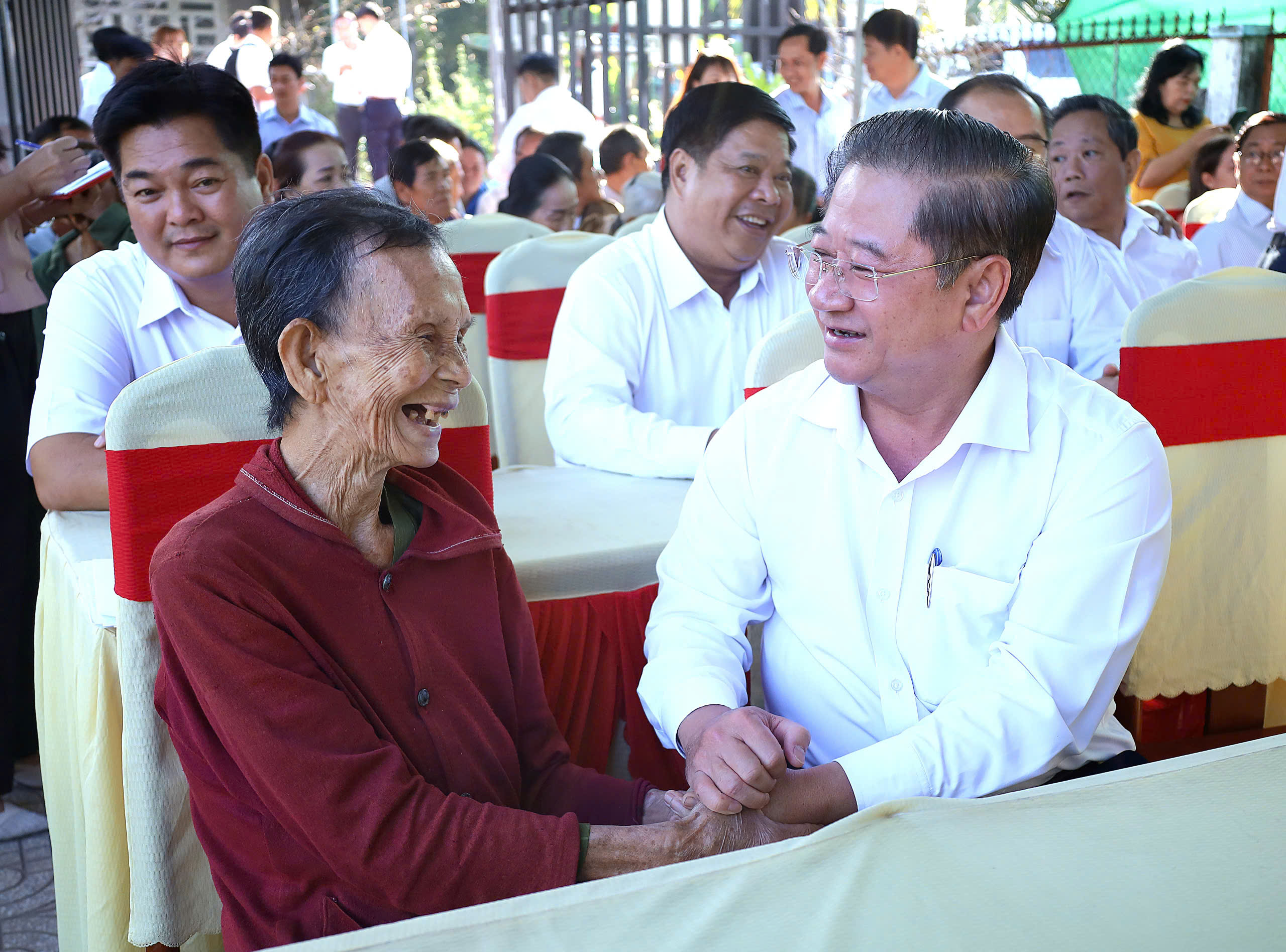 Ông Trần Việt Trường - Phó Bí thư Thành ủy, Chủ tịch UBND TP. Cần Thơ, Phó trưởng Ban chỉ đạo triển khai thực hiện xóa nhà tạm, nhà dột nát TP. Cần Thơ chung niềm vui được nhận nhà mới dịp Tết Ất tỵ.