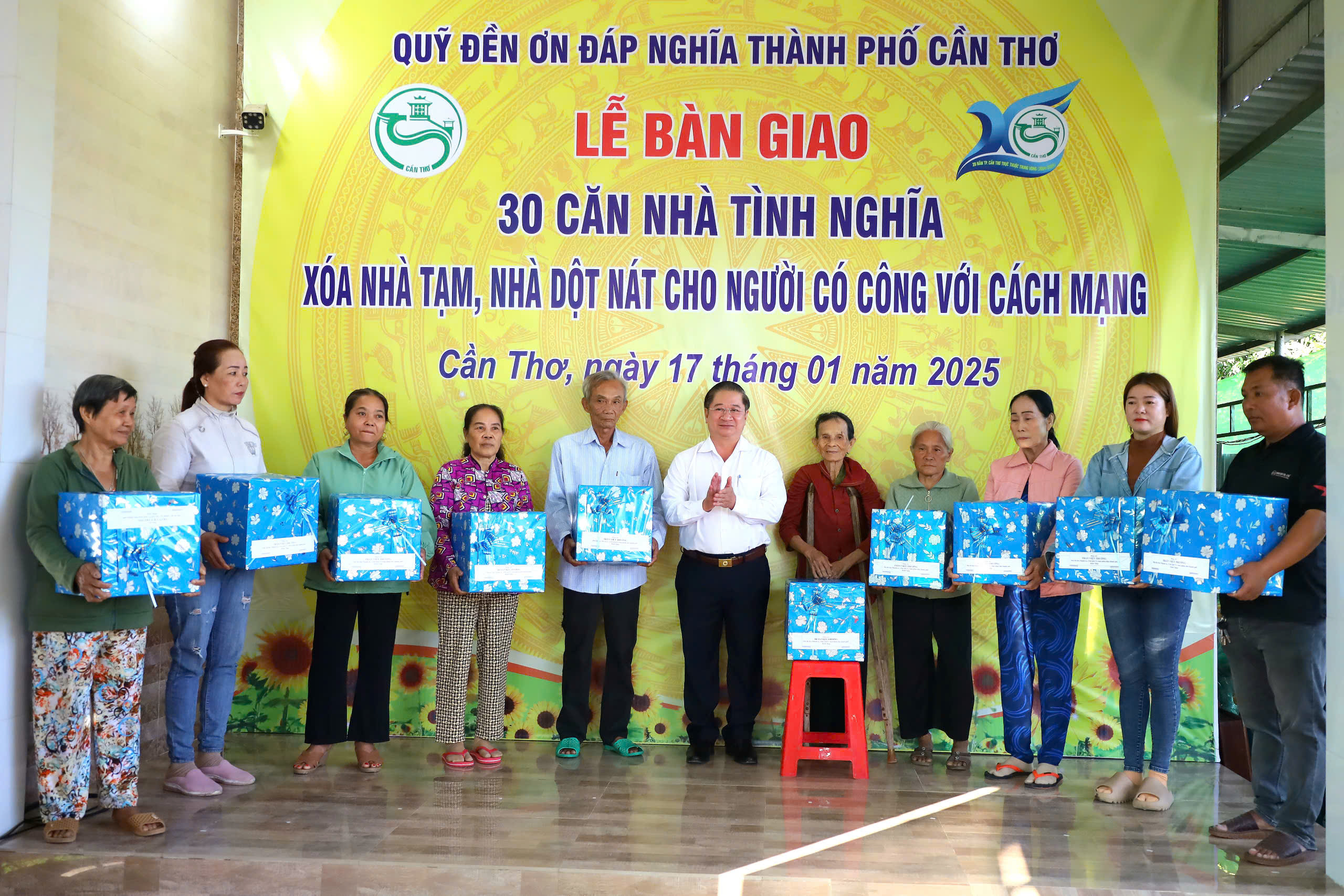 Ông Trần Việt Trường - Phó Bí thư Thành ủy, Chủ tịch UBND TP. Cần Thơ, Phó trưởng Ban chỉ đạo triển khai thực hiện xóa nhà tạm, nhà dột nát TP. Cần Thơ trao quà cho các gia đình.