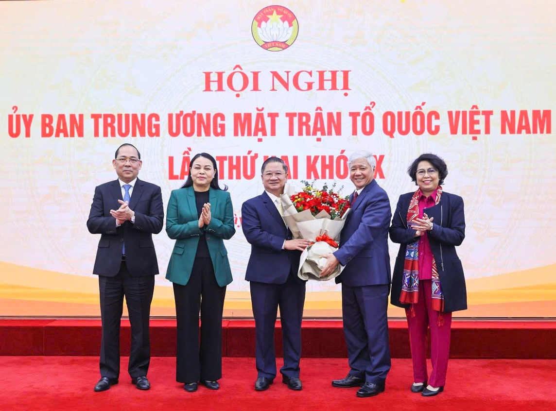 Uỷ viên Bộ Chính trị, Bí thư T.Ư Đảng, Chủ tịch Uỷ ban T.Ư MTTQ Việt Nam Đỗ Văn Chiến tặng hoa chúc mừng ông Trần Việt Trường - Tân Phó Chủ tịch Uỷ ban T.Ư MTTQ Việt Nam.