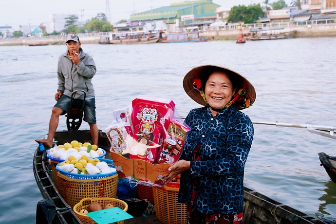 Tiểu thương chợ nổi Cái Răng phấn khởi nhận quà Tết. Ảnh: Phương Trọng.