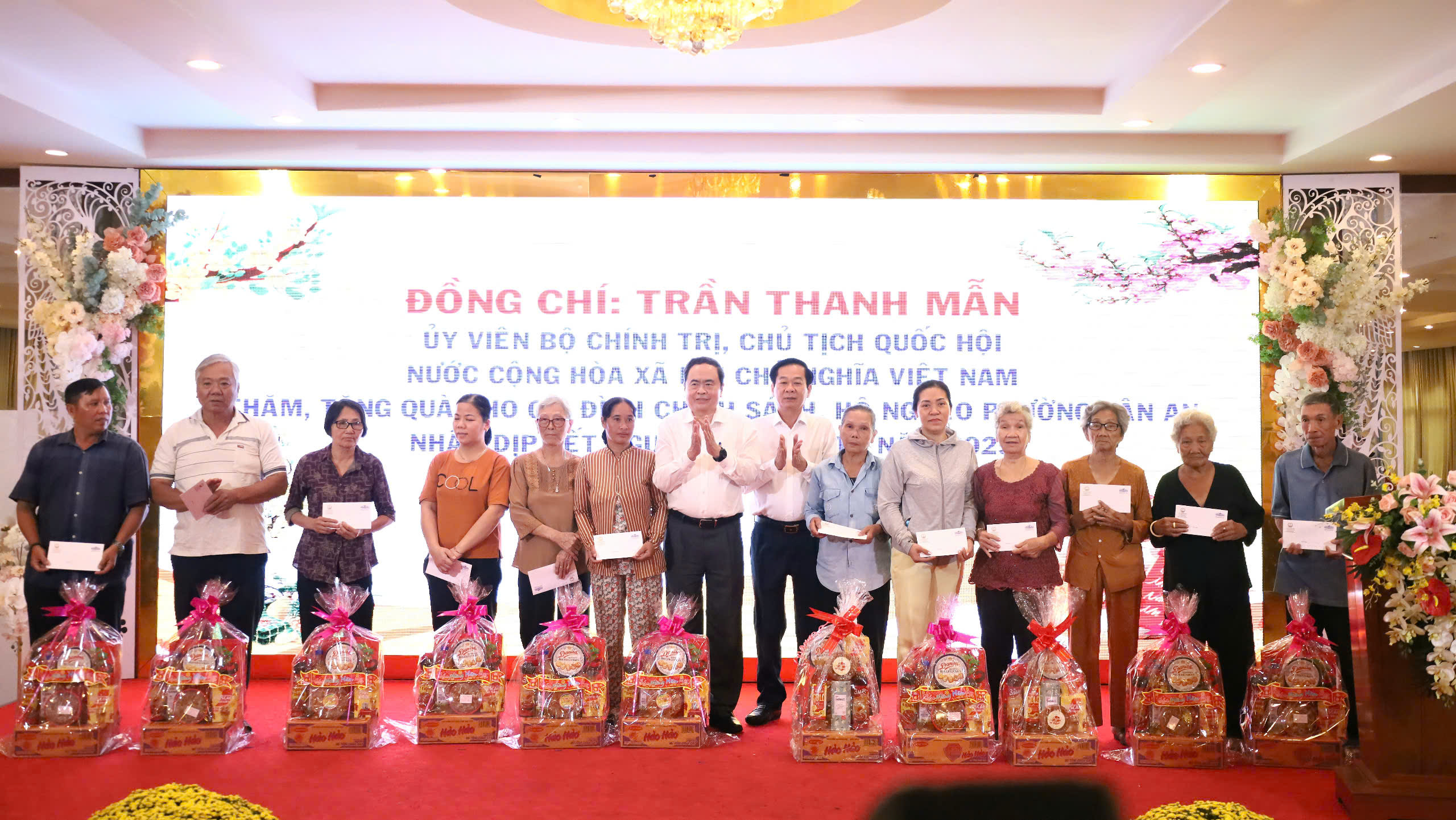 Ủy viên Bộ Chính trị, Chủ tịch Quốc hội Trần Thanh Mẫn và ông Đỗ Thanh Bình - Bí thư Thành uỷ Cần Thơ trao tặng quà Tết gia đình chính sách, hộ nghèo, hộ có hoàn cảnh khó khăn tại phường Tân An, quận Ninh Kiều, TP. Cần Thơ.