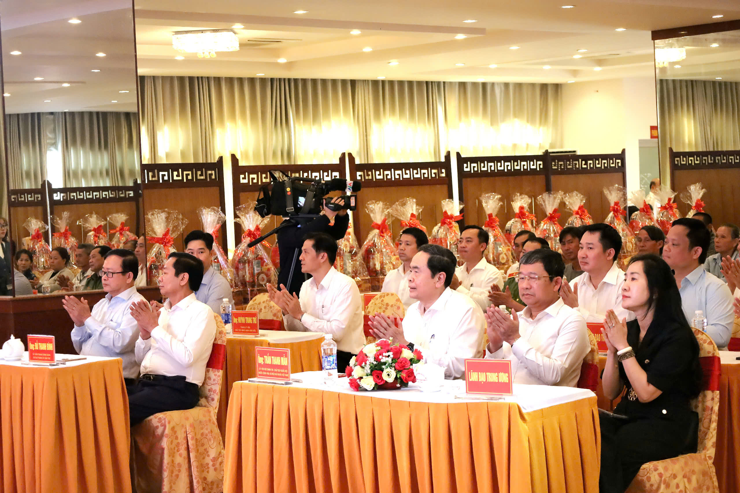 Các đại biểu dự buổi thăm, tặng quà Tết gia đình chính sách phường Tân An, quận Ninh Kiều.