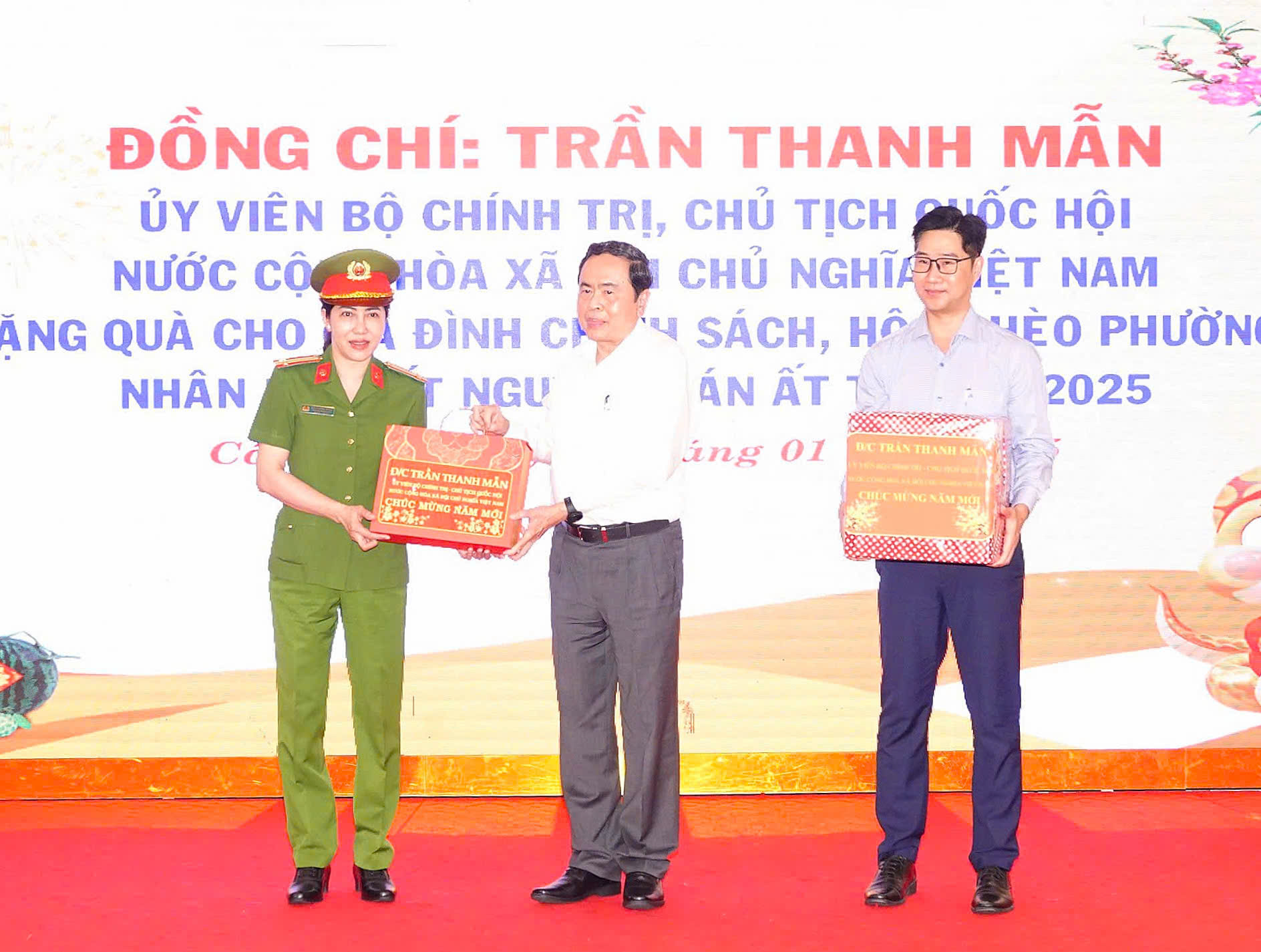 Ủy viên Bộ Chính trị, Chủ tịch Quốc hội Trần Thanh Mẫn trao quà tặng Đảng ủy, UBND và Công an phường Tân An, TP. Cần Thơ.