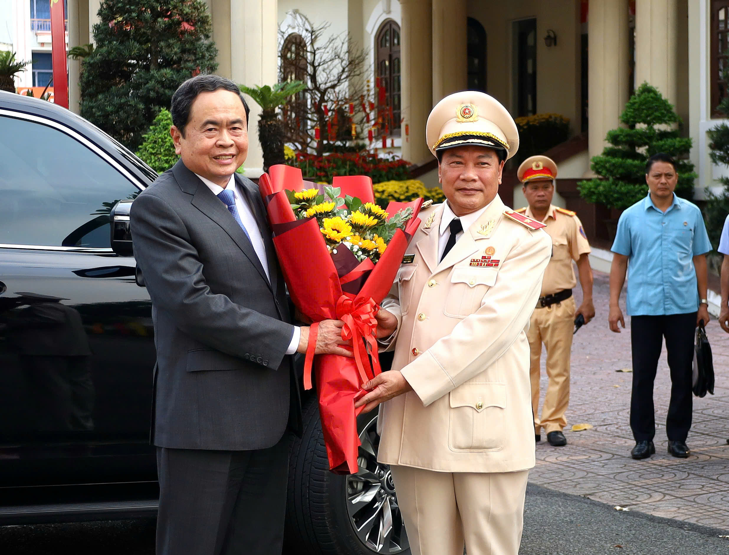 Thiếu tướng Nguyễn Văn Thuận - Giám đốc Công an TP. Cần Thơ tặng hoa Ủy viên Bộ Chính trị, Chủ tịch Quốc hội Trần Thanh Mẫn.