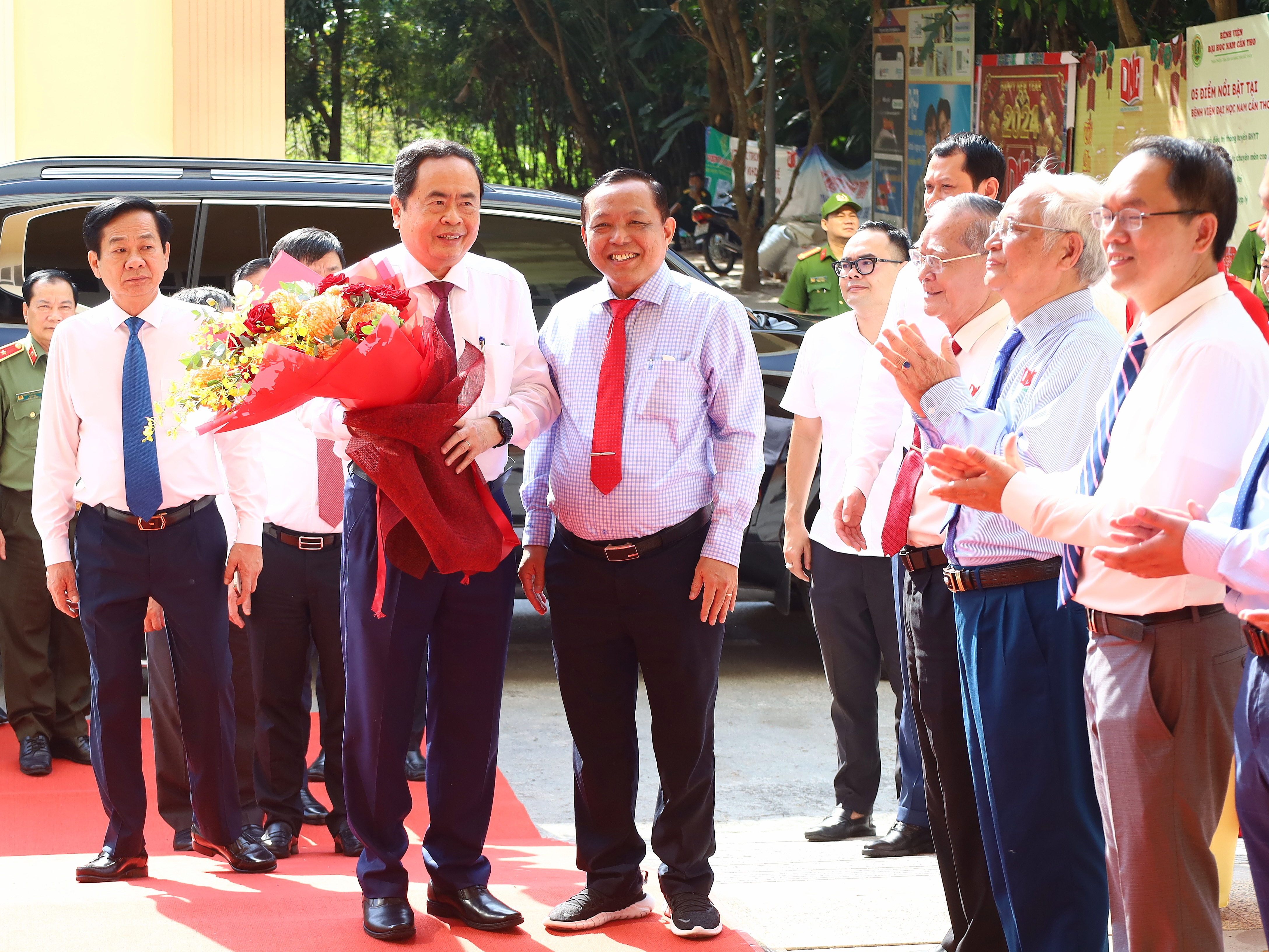 TS.LS Nguyễn Tiến Dũng - Chủ tịch Hội đồng Trường Đại học Nam Cần Thơ tặng hoa chào đón Ủy viên Bộ Chính trị, Chủ tịch Quốc hội Trần Thanh Mẫn đến thăm trường.