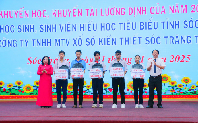 Lãnh đạo tỉnh Sóc Trăng trao học bổng cho các em học sinh có hoàn cảnh khó khăn học giỏi.