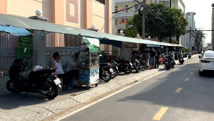 Phố đồng hồ trên đường Trần Quốc Toản vừa được lát vỉa hè khang trang sạch đẹp