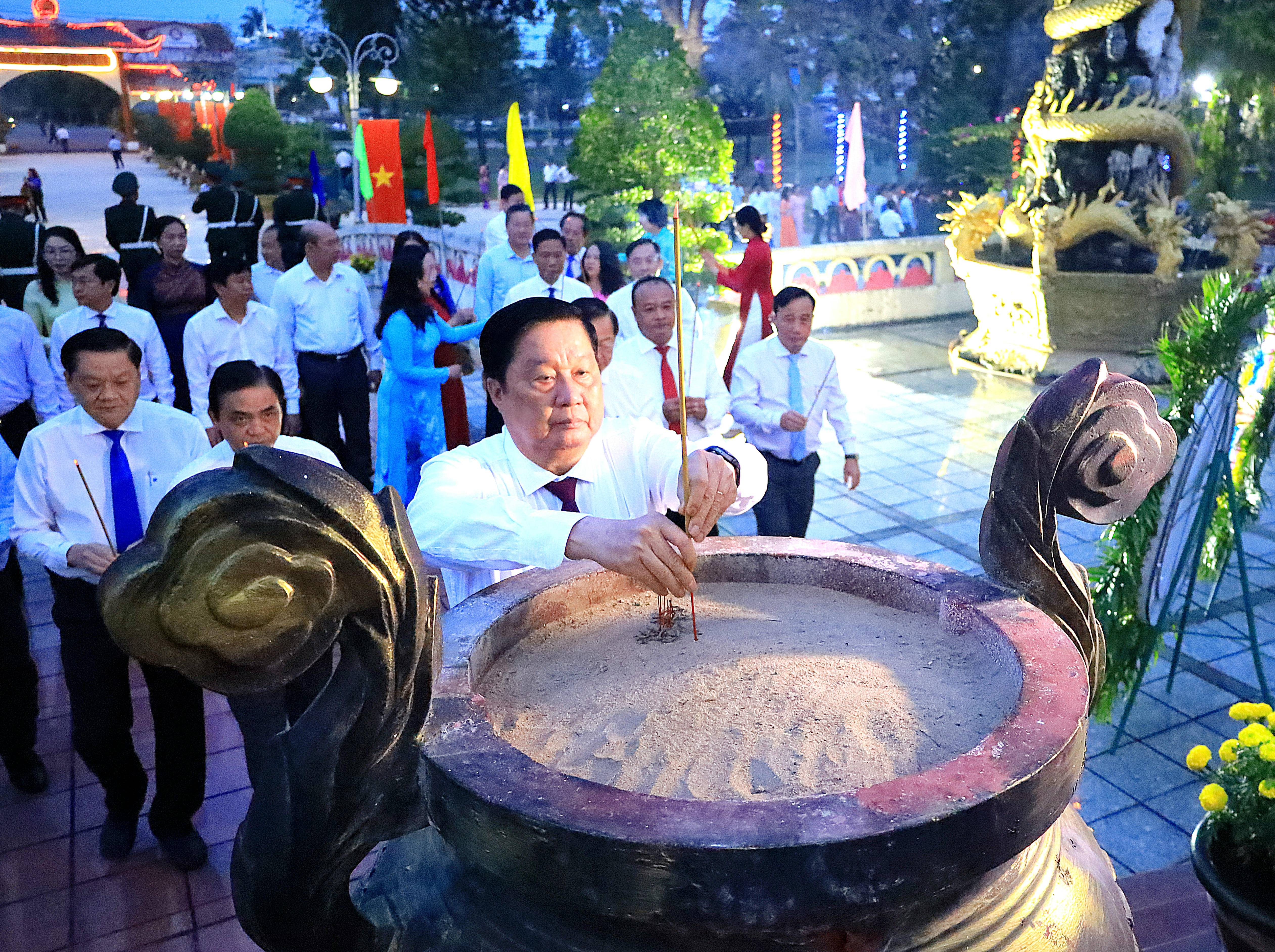 Ông Phạm Văn Hiểu - Phó Bí thư Thường trực Thành ủy, Chủ tịch HĐND TP. Cần Thơ thắp hương tại Nghĩa trang liệt sĩ TP. Cần Thơ.