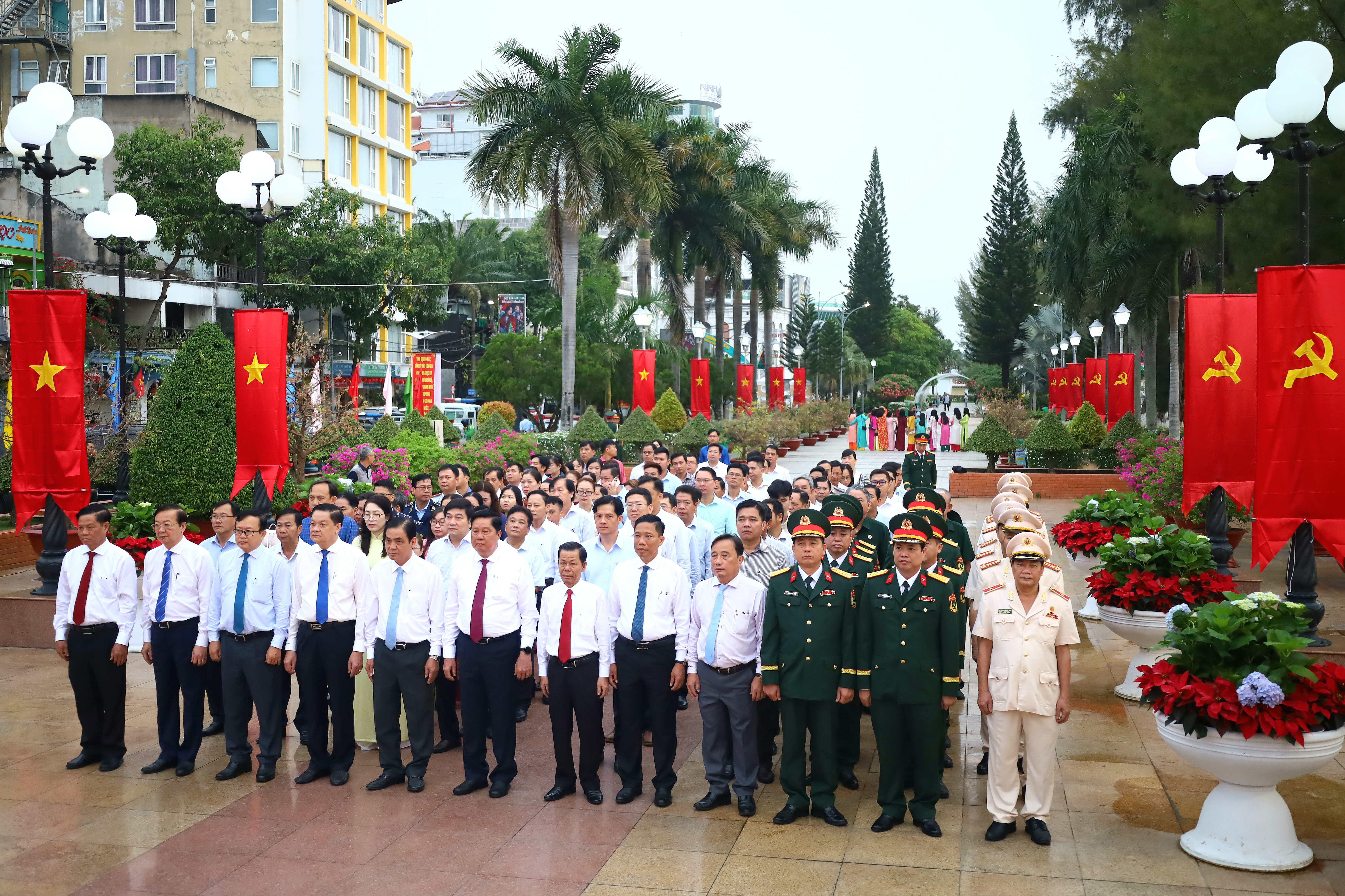 Thành ủy, HĐND, UBND, Ủy ban MTTQ Việt Nam TP. Cần Thơ viếng Tượng đài Bác Hồ - Bến Ninh Kiều nhân dịp kỷ niệm 95 năm ngày thành lập Đảng Cộng sản Việt Nam.