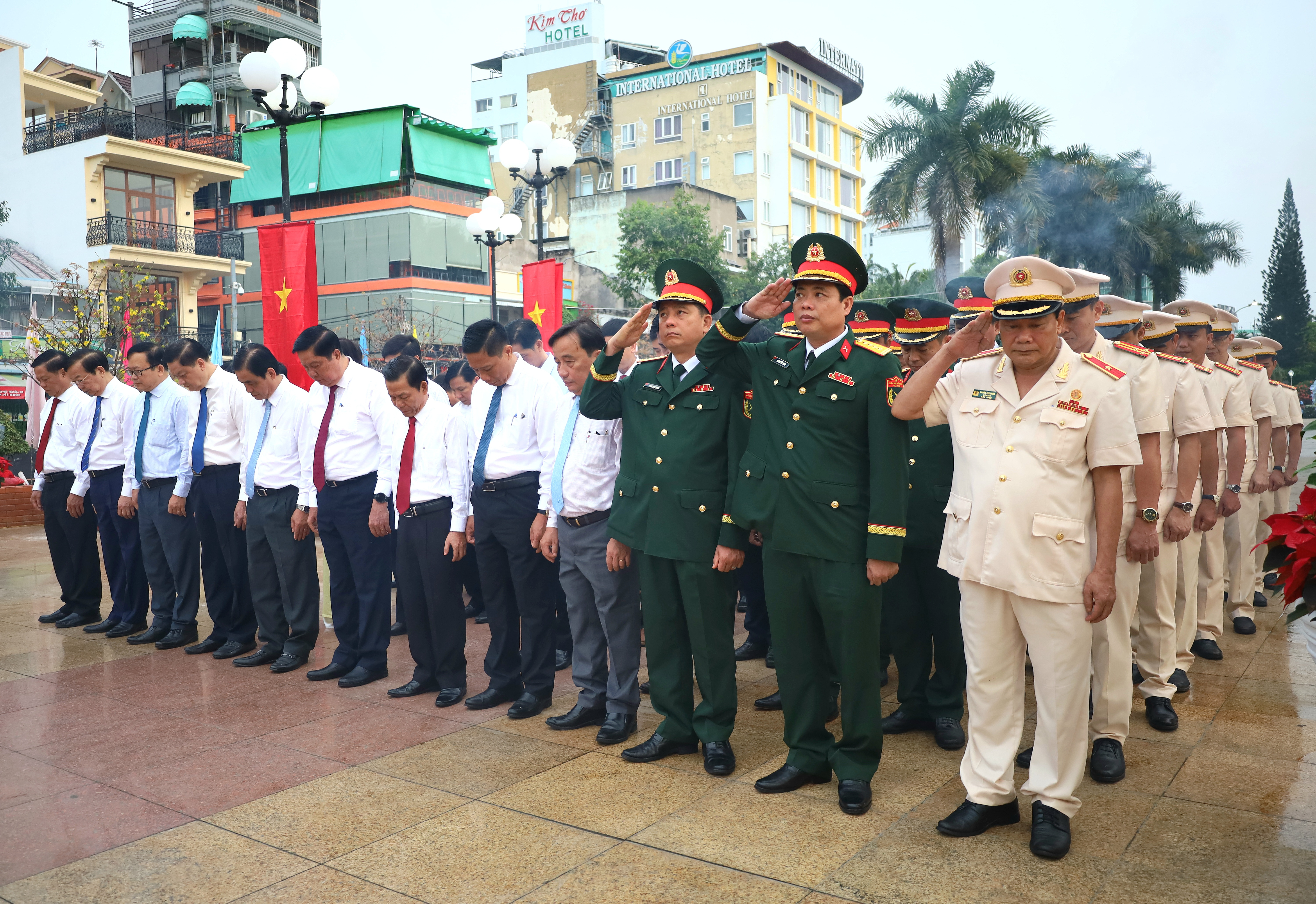 Các đại biểu dành một phút mặc niệm bày tỏ lòng biết ơn vô hạn, tưởng nhớ công lao to lớn của Chủ tịch Hồ Chí Minh vĩ đại.