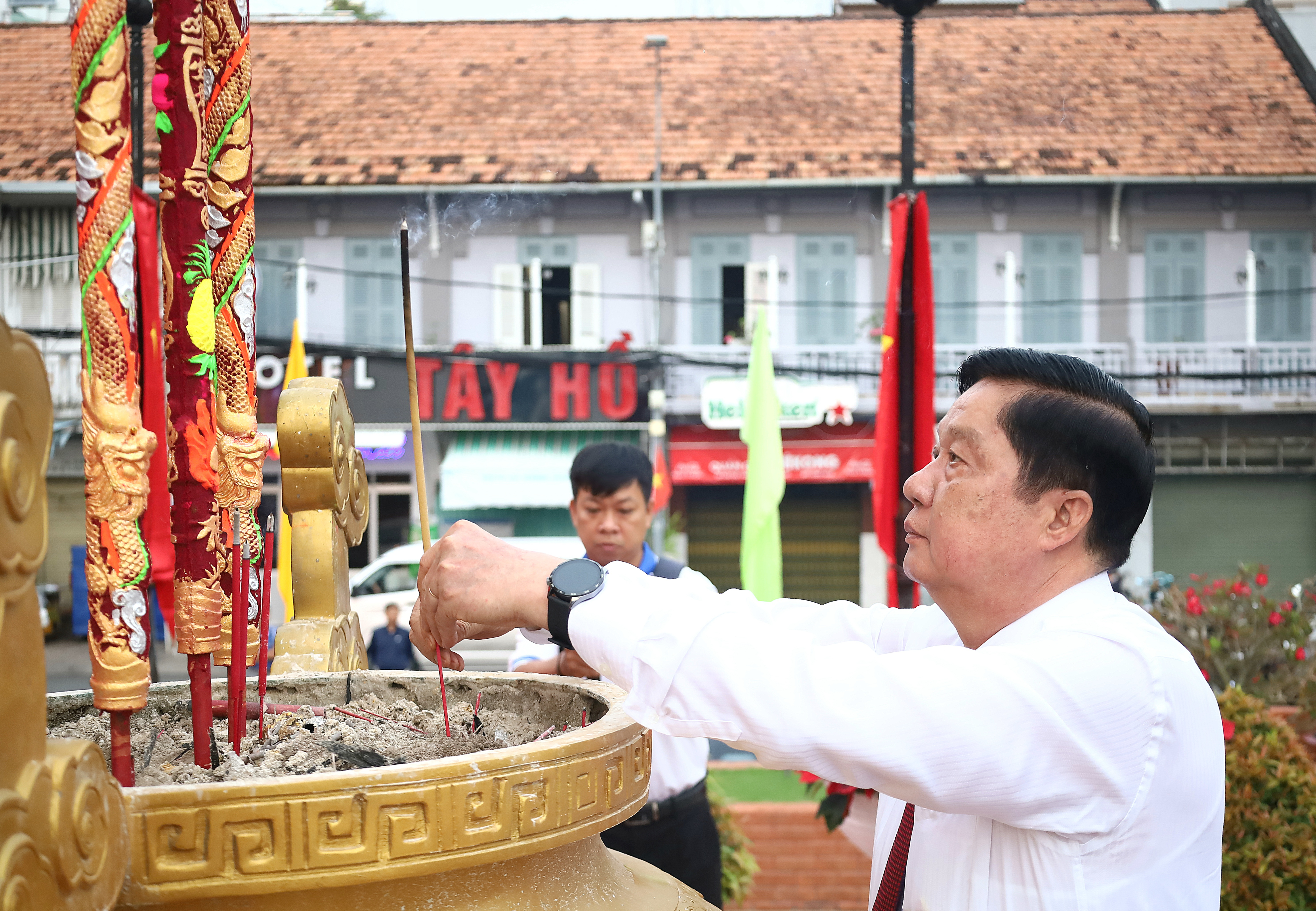 Ông Phạm Văn Hiểu - Phó Bí thư Thường trực Thành ủy, Chủ tịch HĐND TP. Cần Thơ dâng hương tại Tượng đài Bác Hồ - Bến Ninh Kiều.