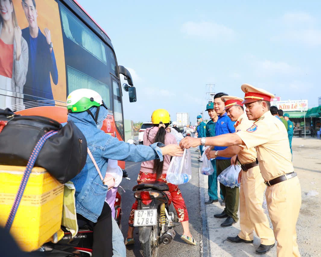 Phòng Cảnh sát giao thông, Công an TP. Cần Thơ phối hợp cùng các đơn vị liên quan tổ chức tuyên truyền tuyến đường ngã ba đường dẫn cầu Vàm Cống.