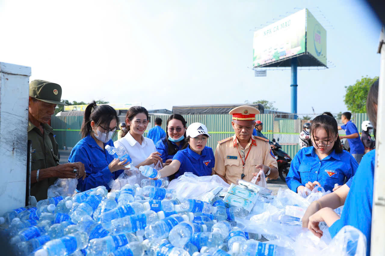 Các lực lượng chuẩn bị nước suối, khăn lạnh hỗ trợ người dân về quê đón Tết.