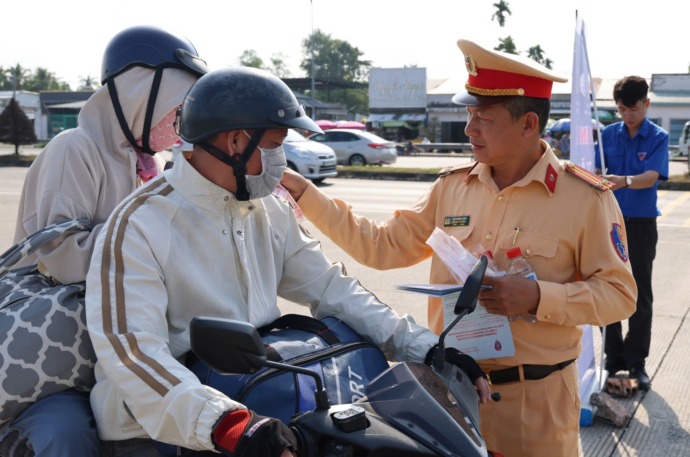 Phòng Cảnh sát giao thông, Công an TP. Cần Thơ phối hợp cùng các đơn vị liên quan tổ chức tuyên truyền tuyến đường dẫn cầu Cần Thơ.