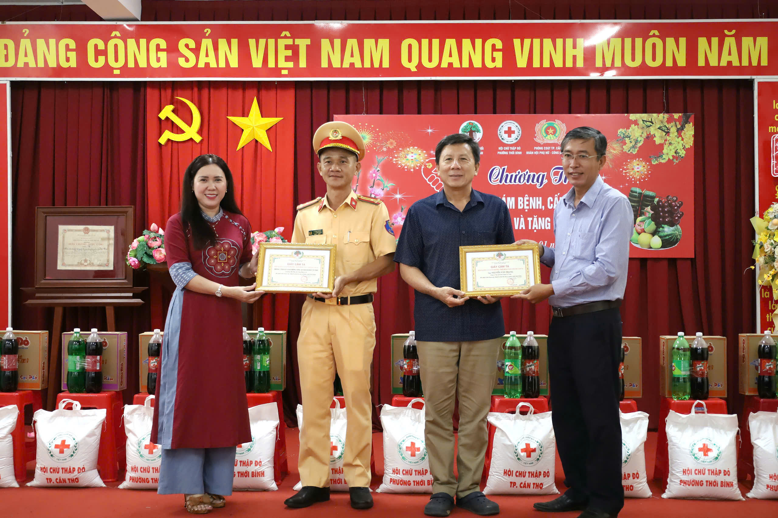 Ông Lâm Hồng Thái - Bí thư Đảng ủy phường và bà Nguyễn Thị Hồng Nga - Phó Bí thư Đảng ủy - Chủ tịch UBND phường Thới Bình trao thư cám ơn cho đơn vị đồng hành tổ chức chương trình.