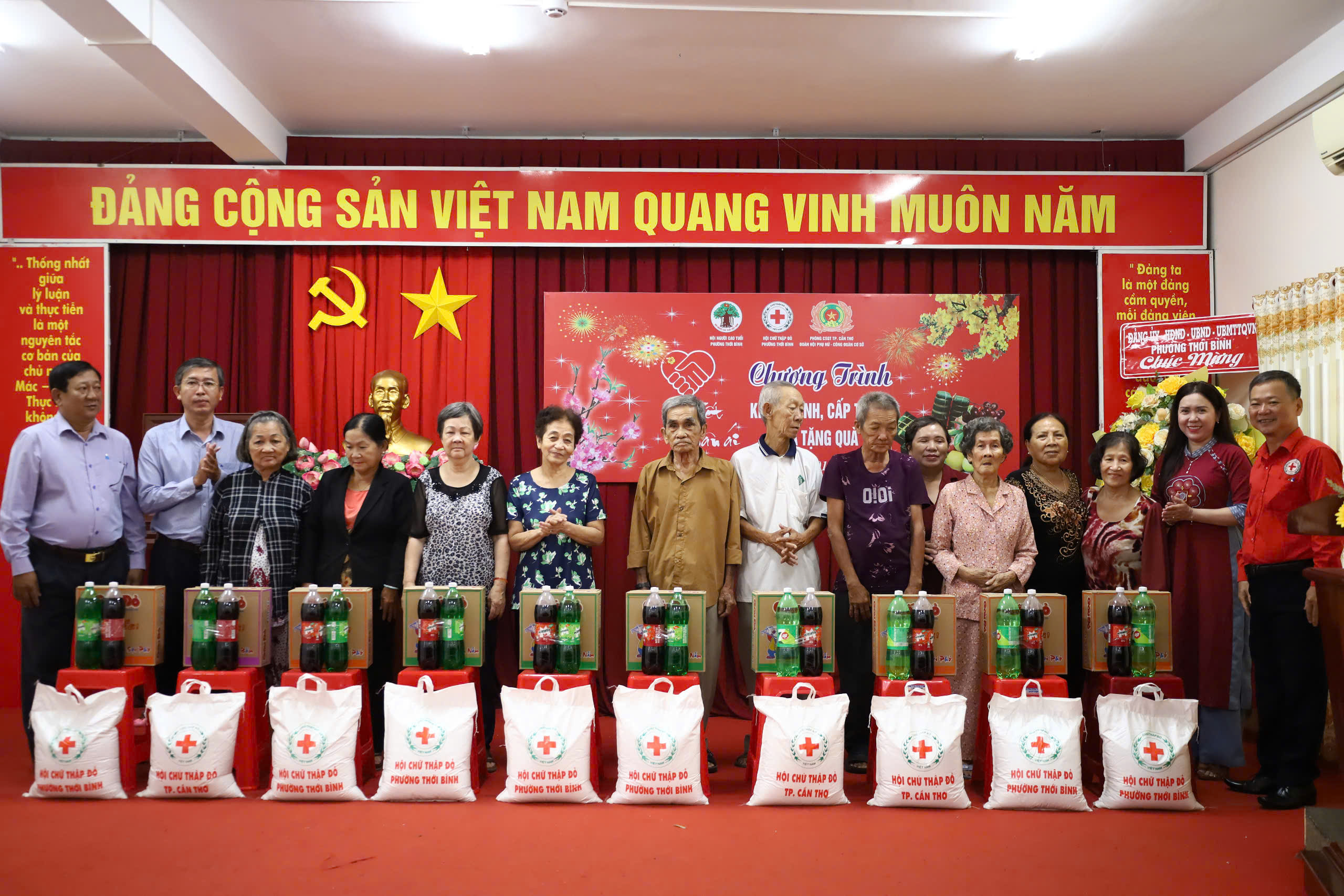 Ông Lâm Hồng Thái - Bí thư Đảng ủy phường và bà Nguyễn Thị Hồng Nga - Phó Bí thư Đảng ủy - Chủ tịch UBND phường Thới Bình trao tặng quà cho các gia đình có hoàn cảnh khó khăn.