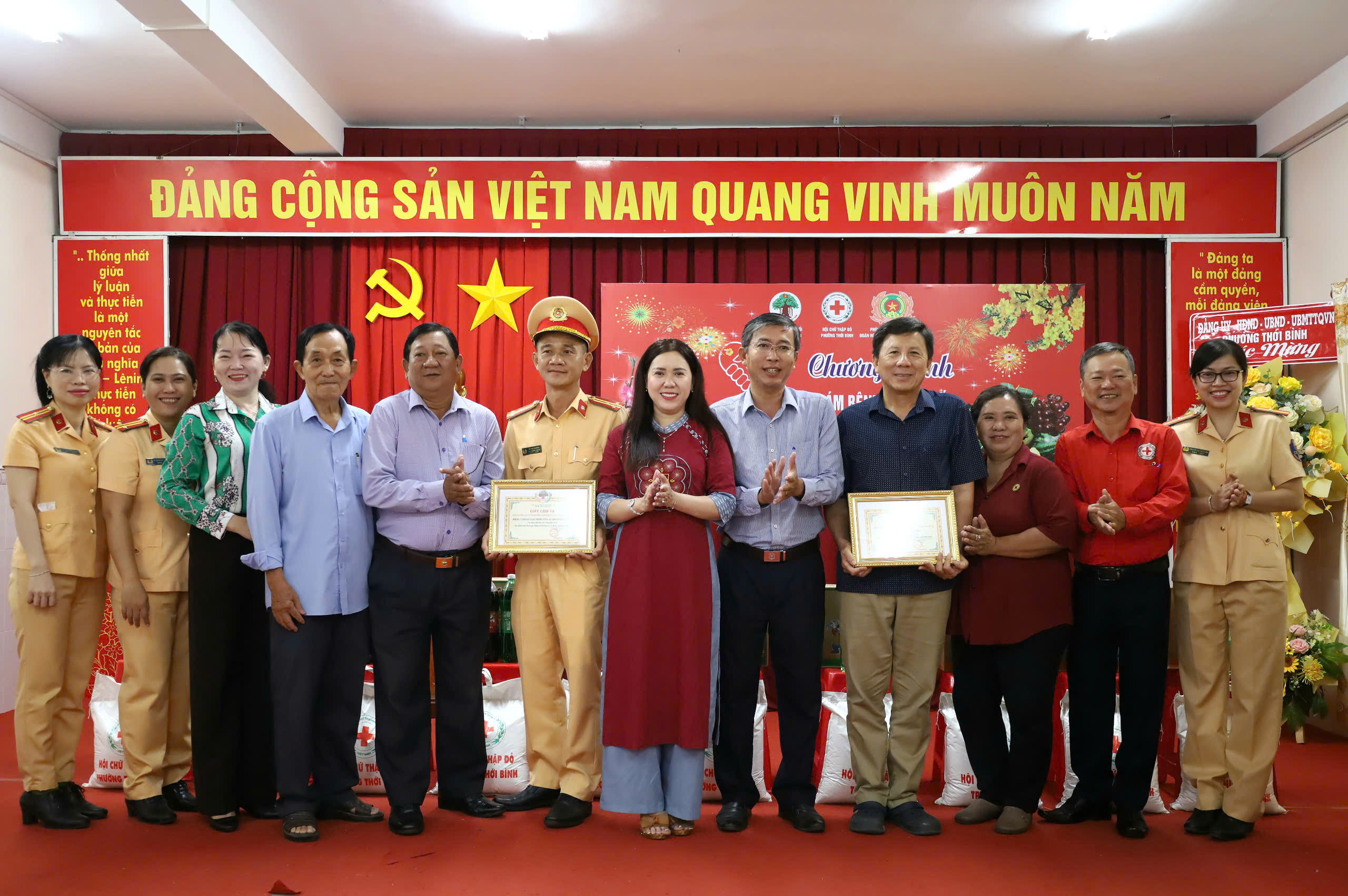 Các đại biểu chụp hình lưu niệm tại Chương trình “Khám bệnh” và “Chợ Tết 0 đồng”.