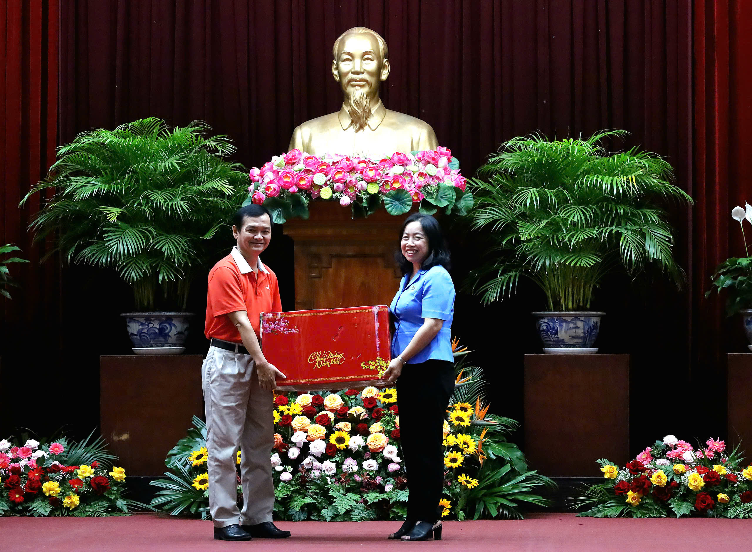 Bà Thái Thu Xương - Phó Chủ tịch Thường trực Tổng Liên đoàn Lao động Việt Nam tặng quà Tết cho doanh nghiệp chăm lo Tết tốt cho công nhân lao động.