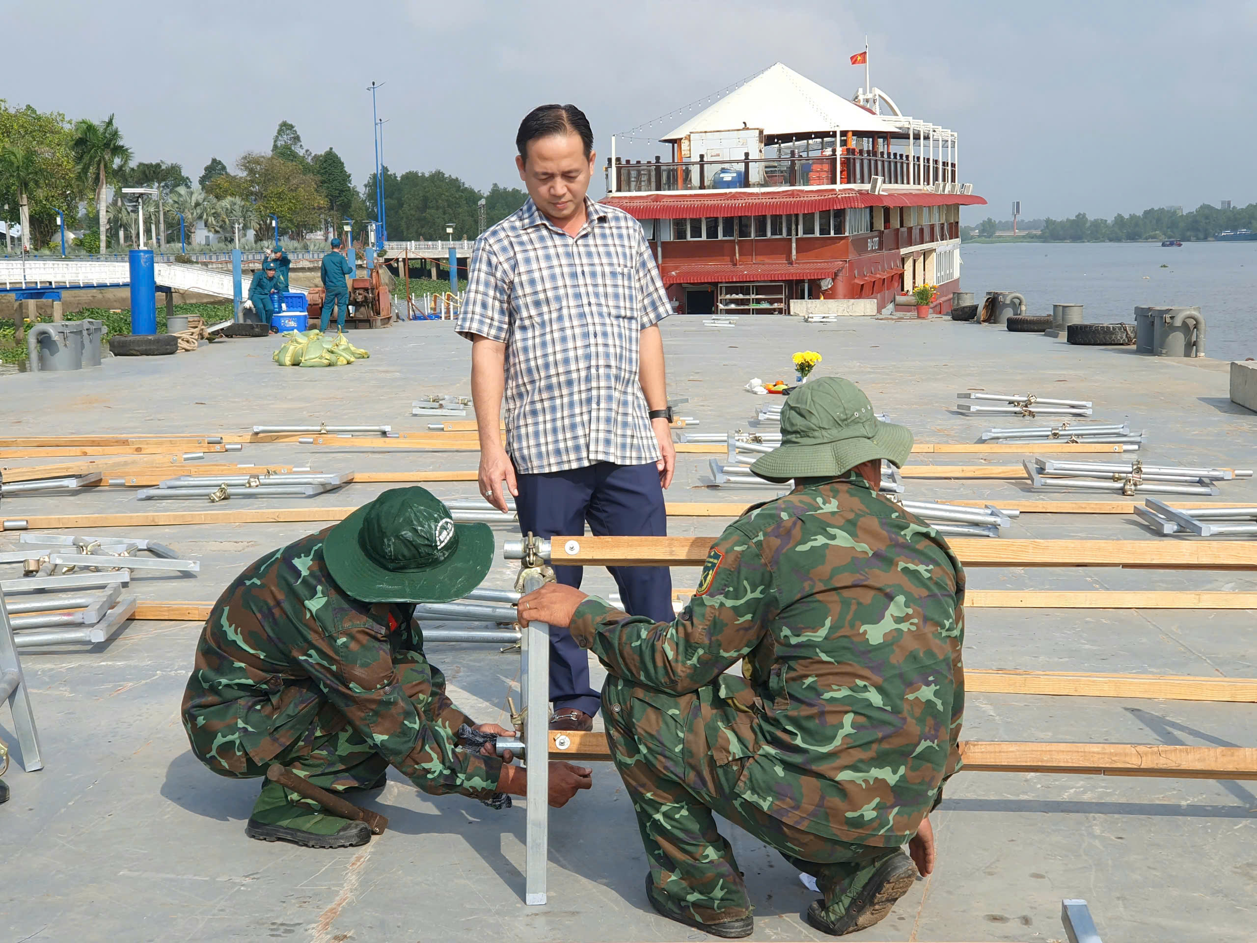 Thượng tá Nguyễn Thanh Hùng - Phó Chỉ huy trưởng Bộ Chỉ huy Quân sự TP. Cần Thơ kiểm tra công tác chuẩn bị lắp trận địa pháo hoa.