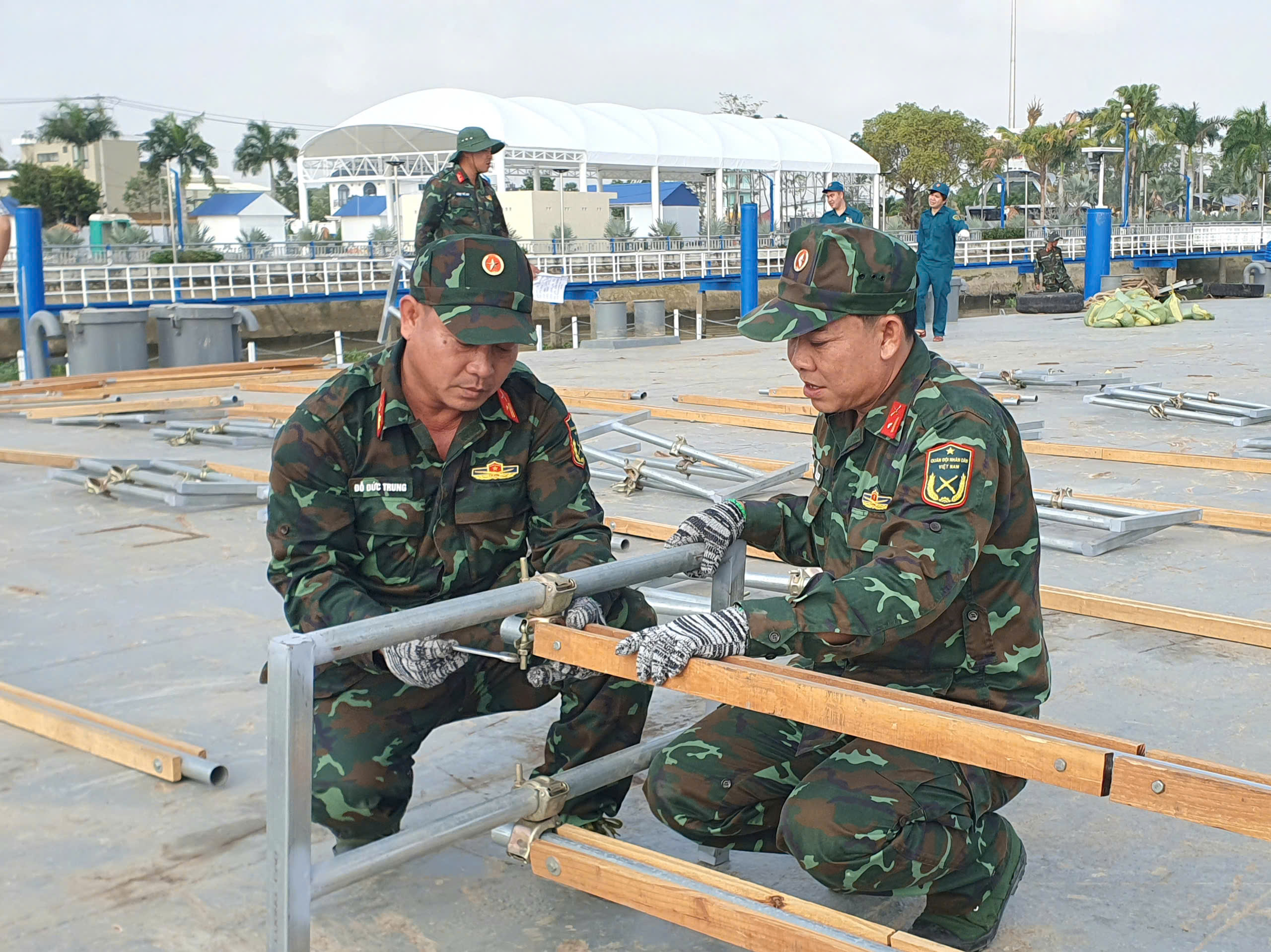 Cán bộ thuộc Bộ Chỉ huy quân sự TP. Cần Thơ tiến hành lắp khung đặt nòng pháo.