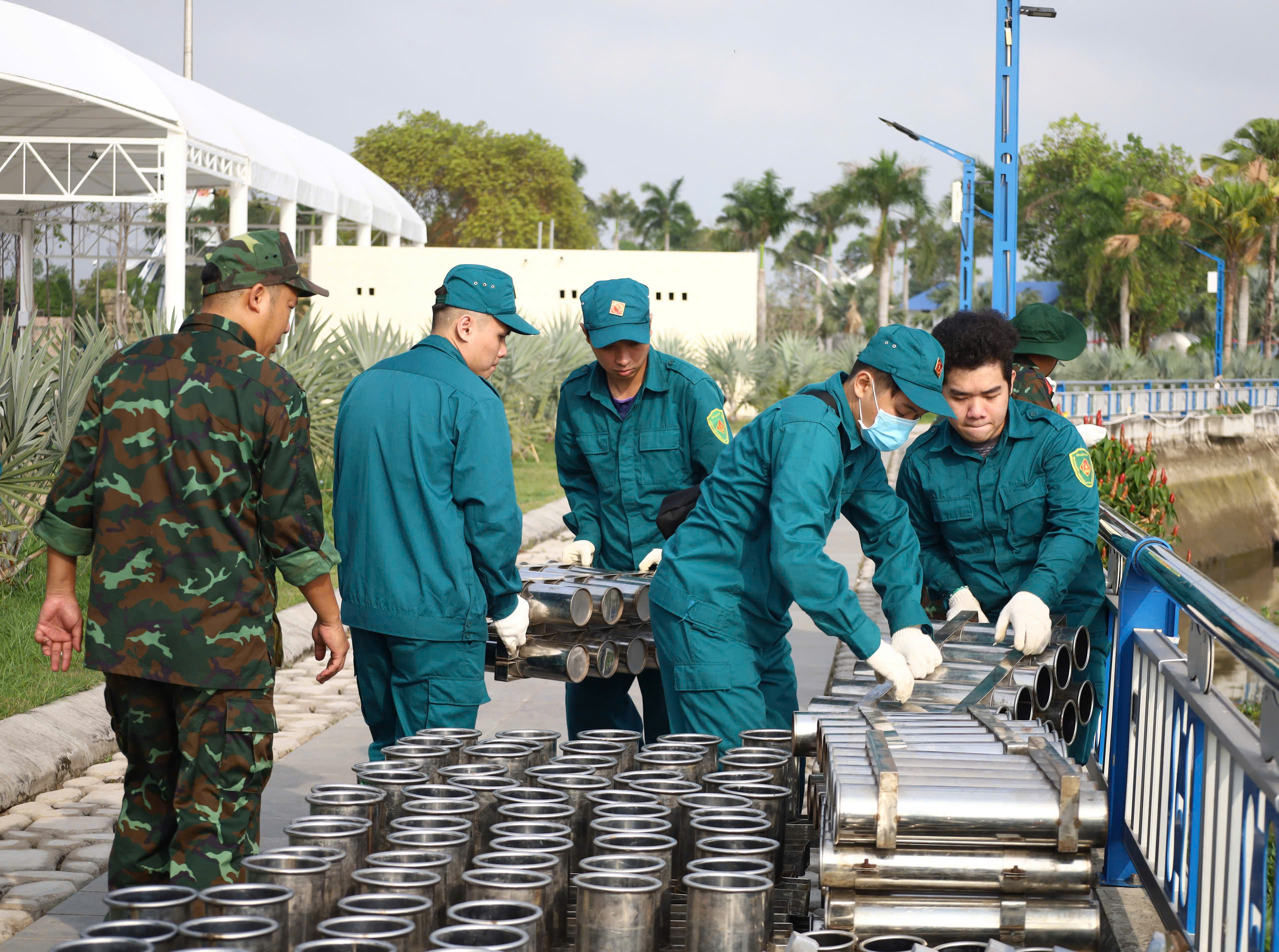 Lực lượng Dân quân tự vệ chuẩn bị di chuyển nòng pháo xuống sà lan.