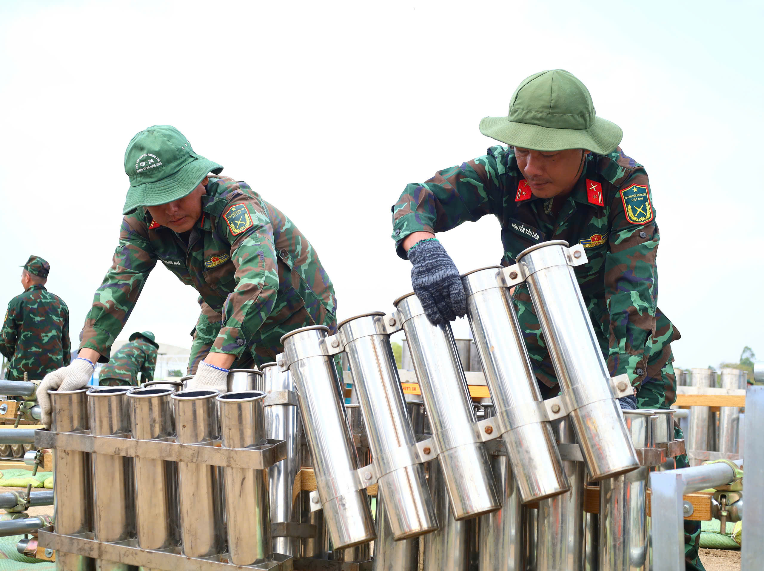 Lắp nòng pháo vào khung.