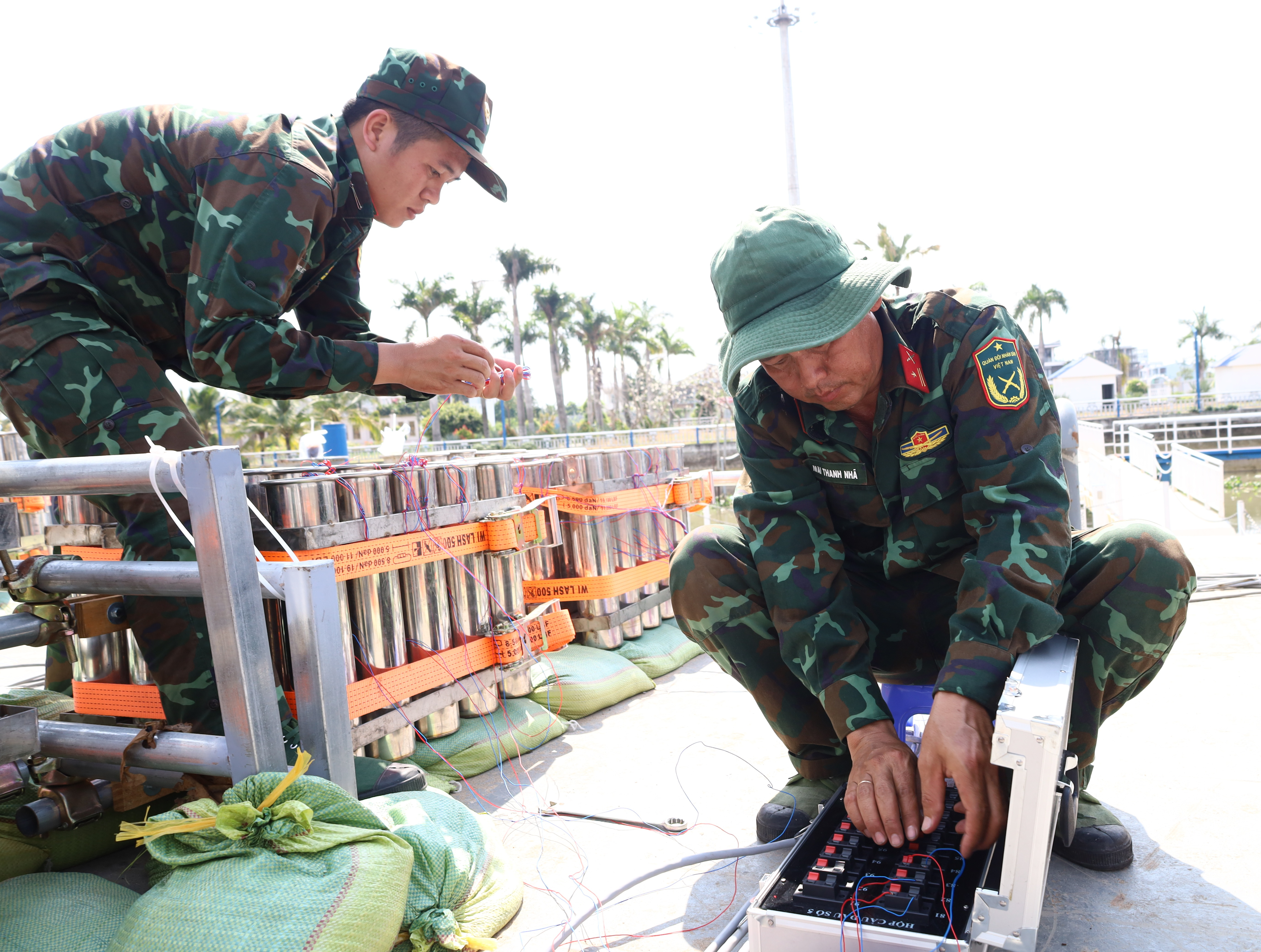 Tiến hành đấu nối dây vào thiết bị điều khiển.