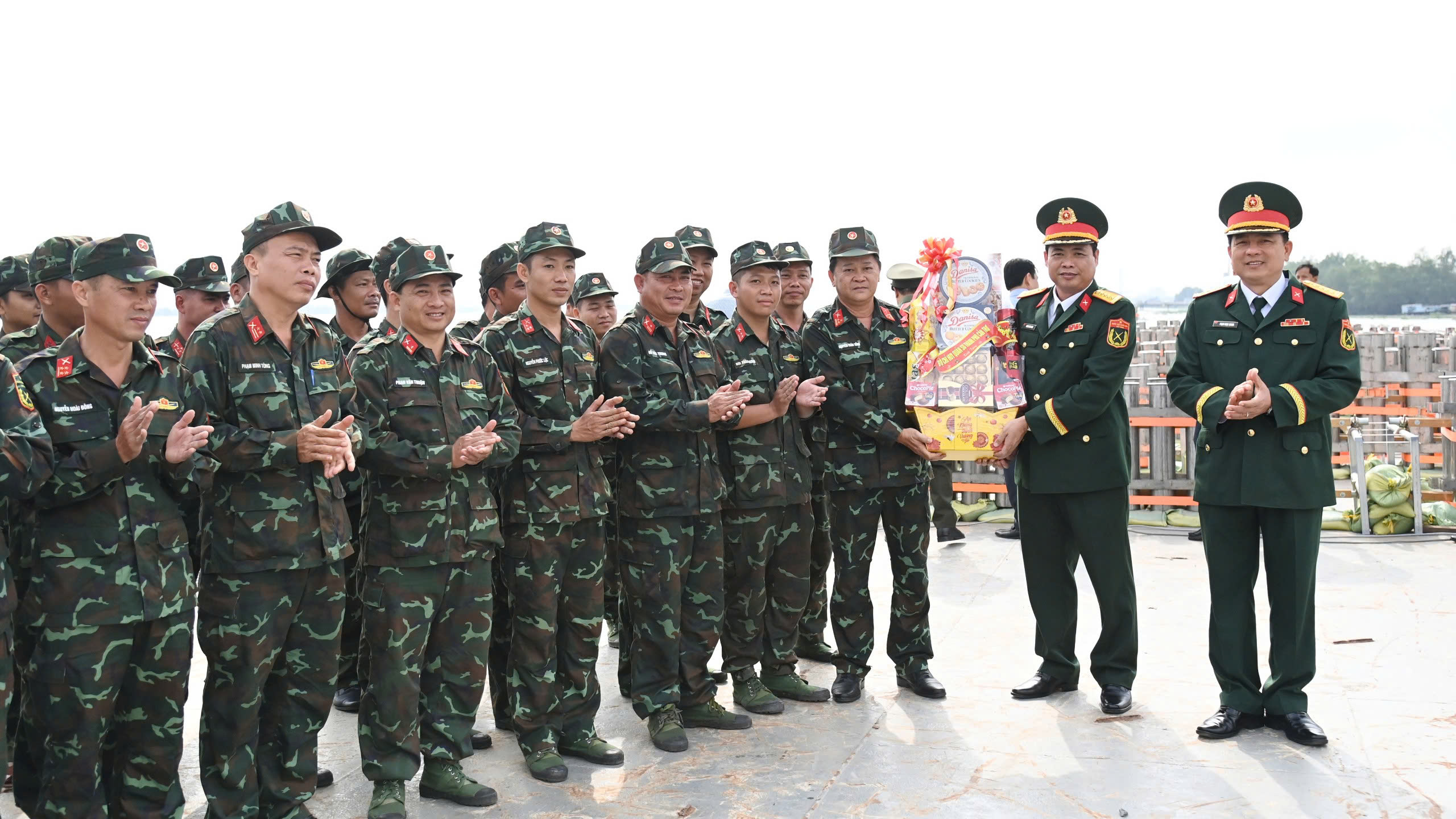 Đại tá Huỳnh Văn Hung - Ủy viên BTV Thành ủy, Chỉ huy trưởng Bộ chỉ huy quân sự TP. Cần Thơ và Đại tá Phạm Ngọc Quang - Chính ủy Bộ CHQS TP. Cần Thơ tặng quà chúc tết lực lượng làm nhiệm vụ.