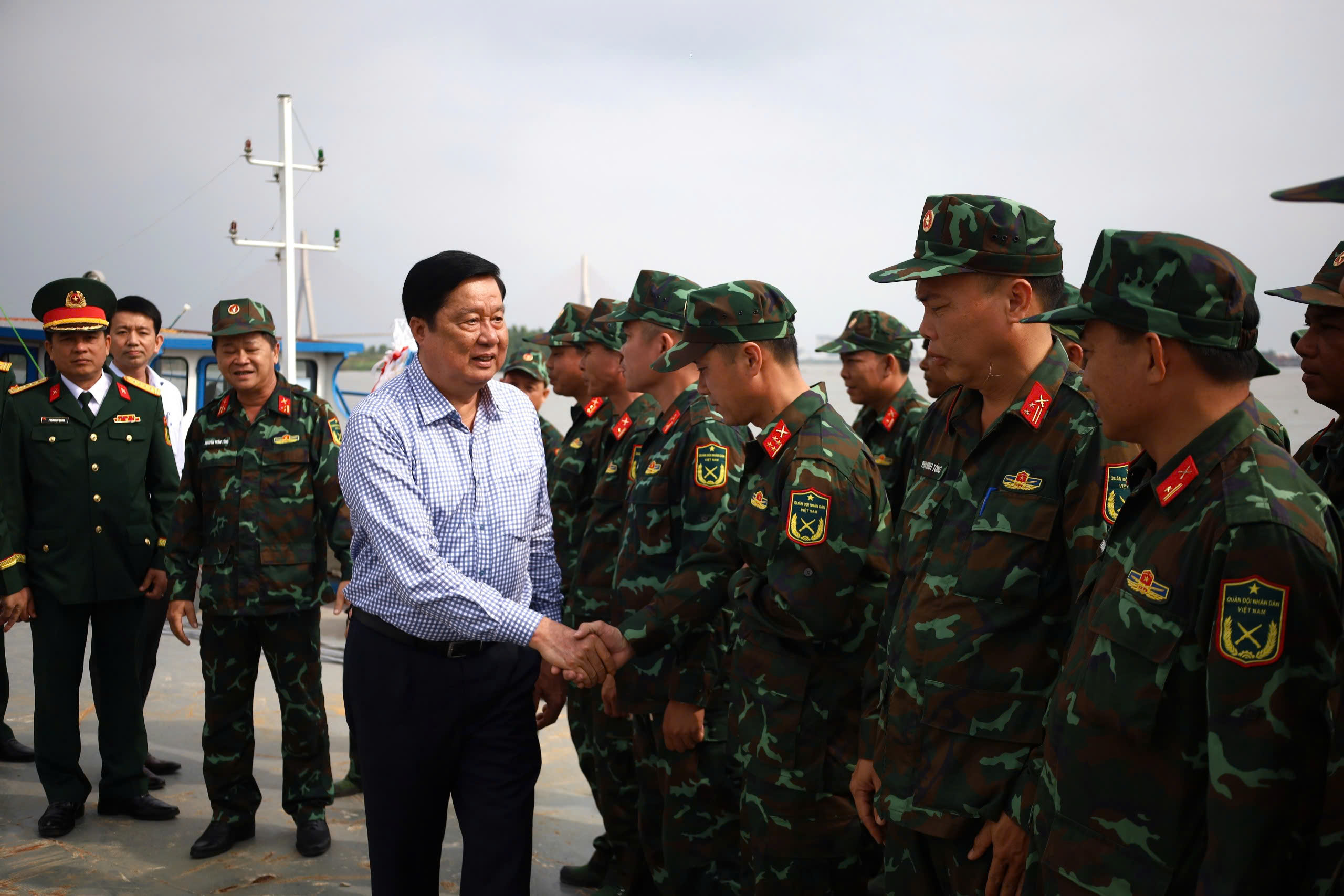 Ông Phạm Văn Hiểu - Phó Bí thư Thường trực Thành ủy, Chủ tịch HĐND TP. Cần Thơ động viên lực lượng làm nhiệm vụ.