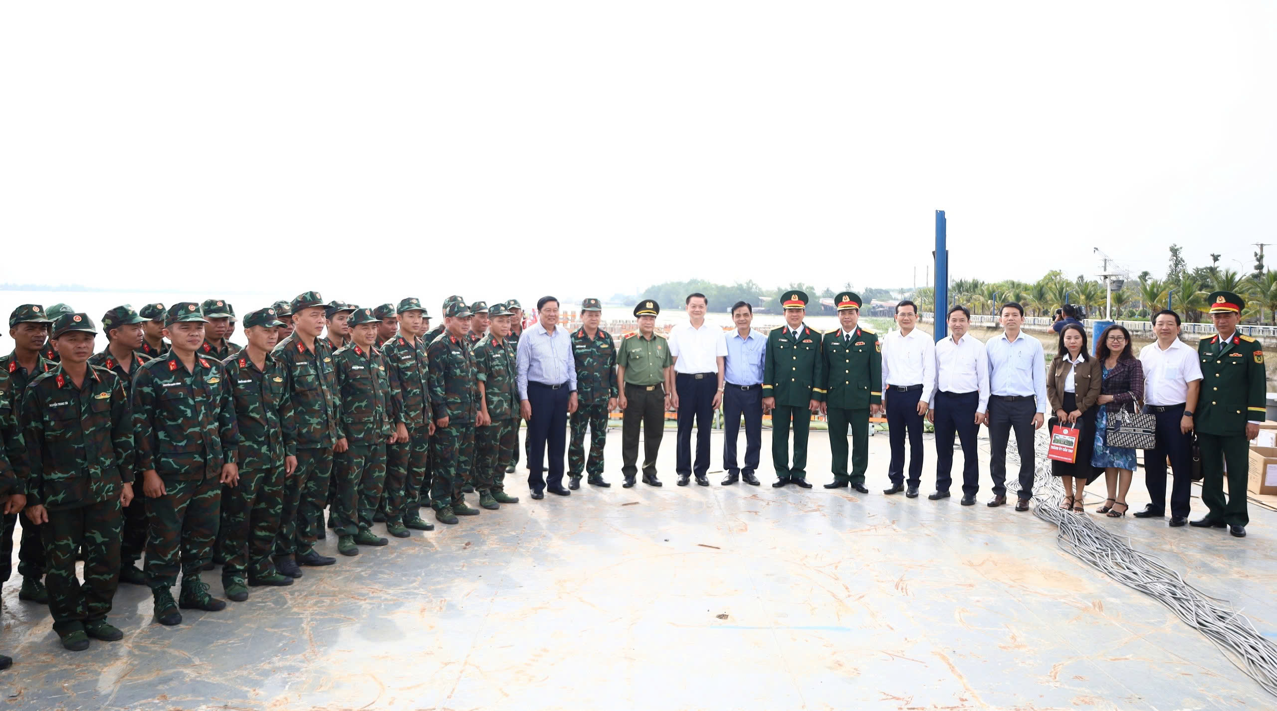 Đoàn công tác chụp hình lưu niệm cùng lực lượng làm nhiệm vụ bắn pháo hoa.