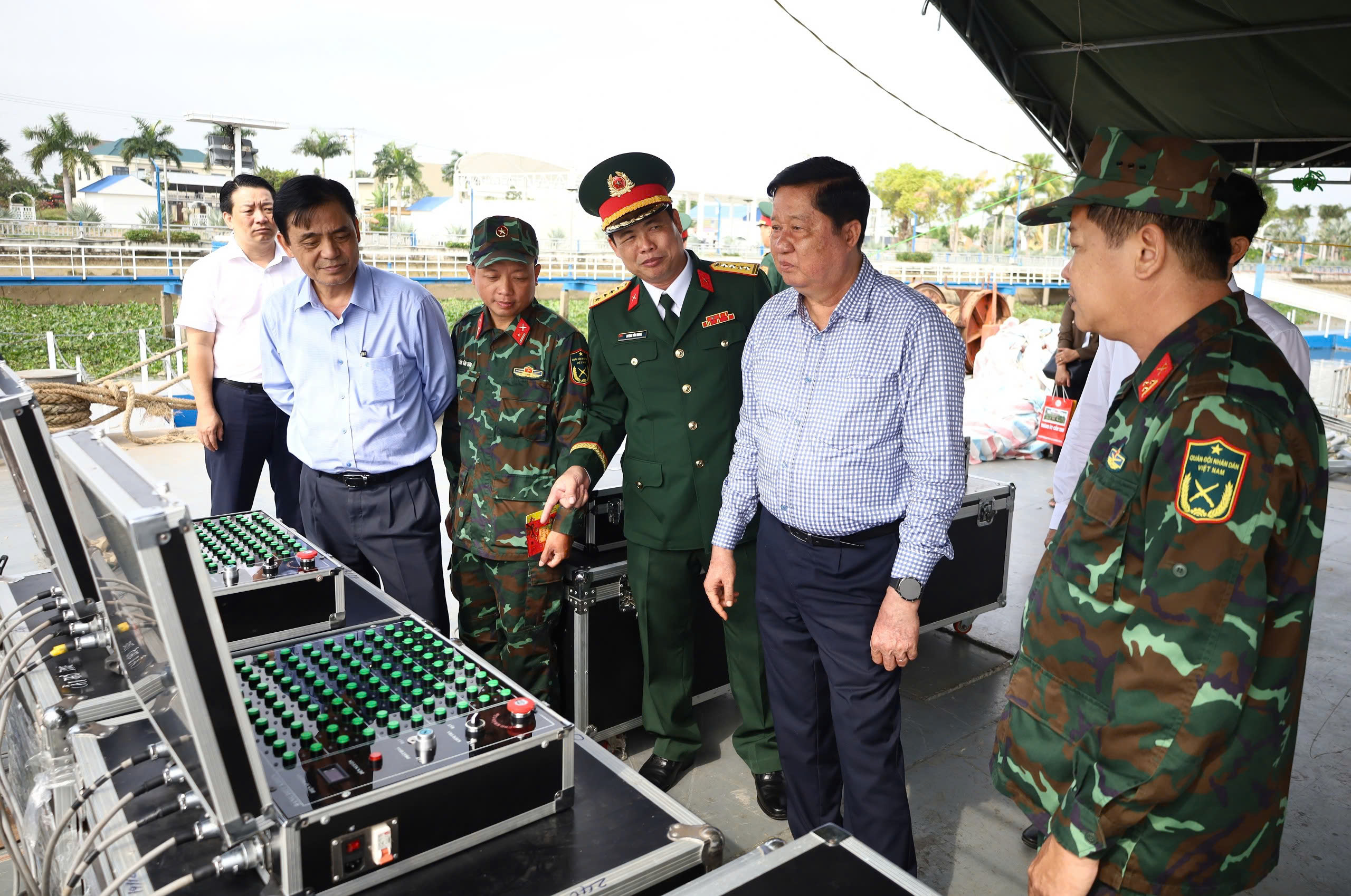 Ông Phạm Văn Hiểu - Phó Bí thư Thường trực Thành ủy, Chủ tịch HĐND TP. Cần Thơ kiểm tra công tác chuẩn bị bắn pháo hoa.