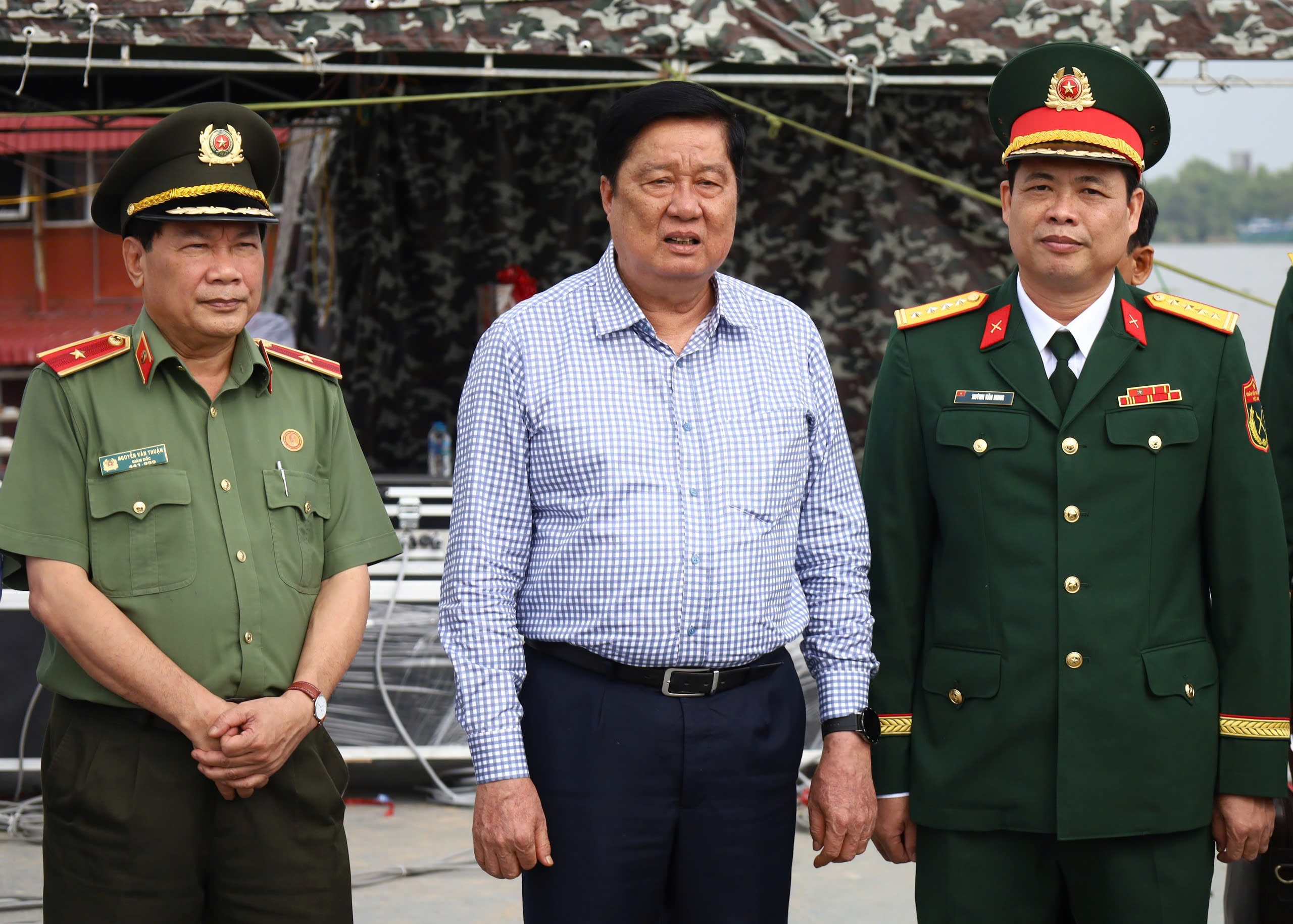 Ông Phạm Văn Hiểu - Phó Bí thư Thường trực Thành ủy, Chủ tịch HĐND TP. Cần Thơ phát biểu thăm hỏi, chúc tết cán bộ, chiến sĩ làm nhiệm vụ phục vụ bắn pháo hoa.