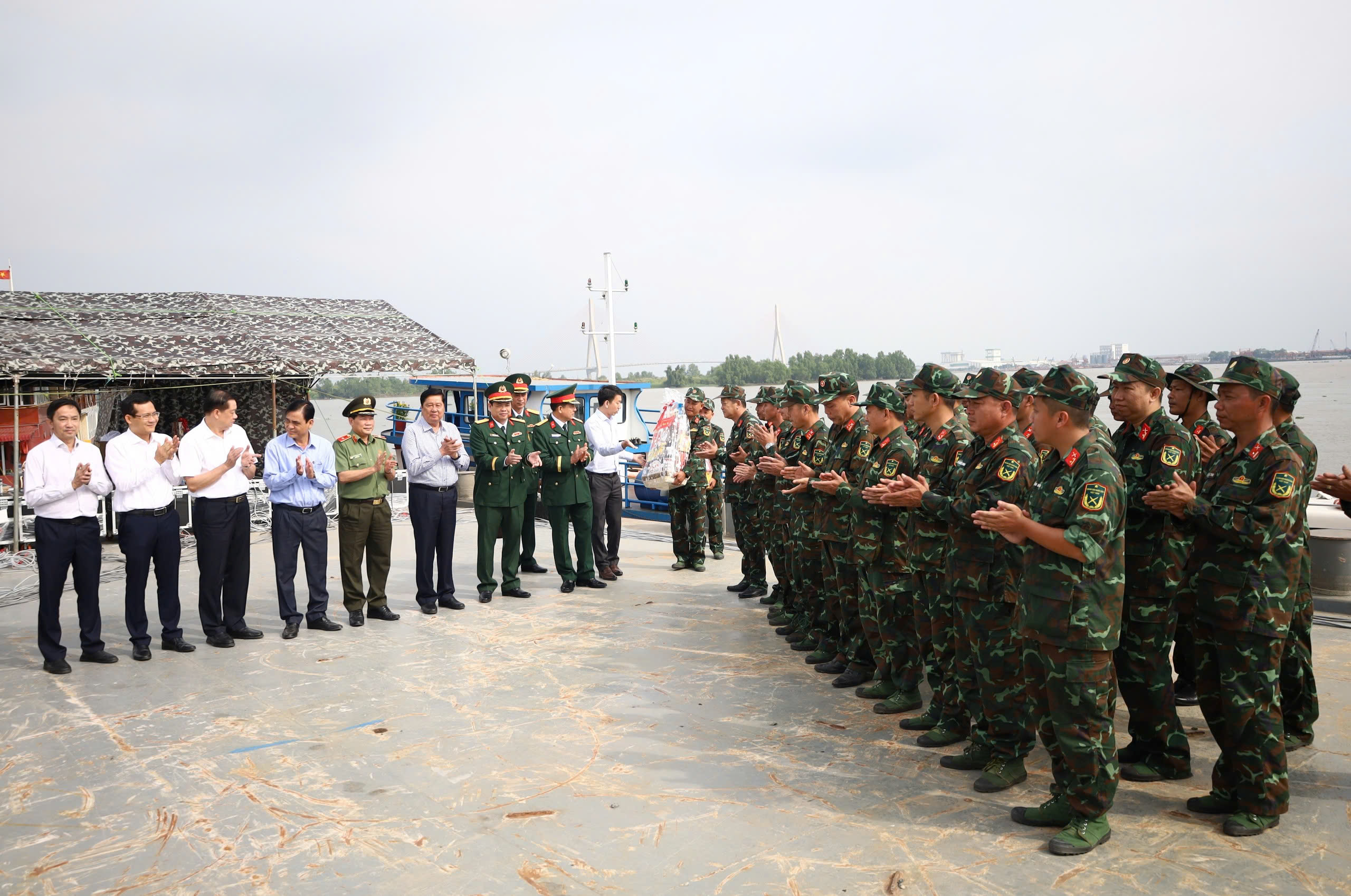 Đoàn công tác thăm, chúc tết cán bộ, chiến sĩ Bộ Chỉ huy quân sự TP chuẩn bị tổ chức bắn pháo hoa đêm Giao thừa.