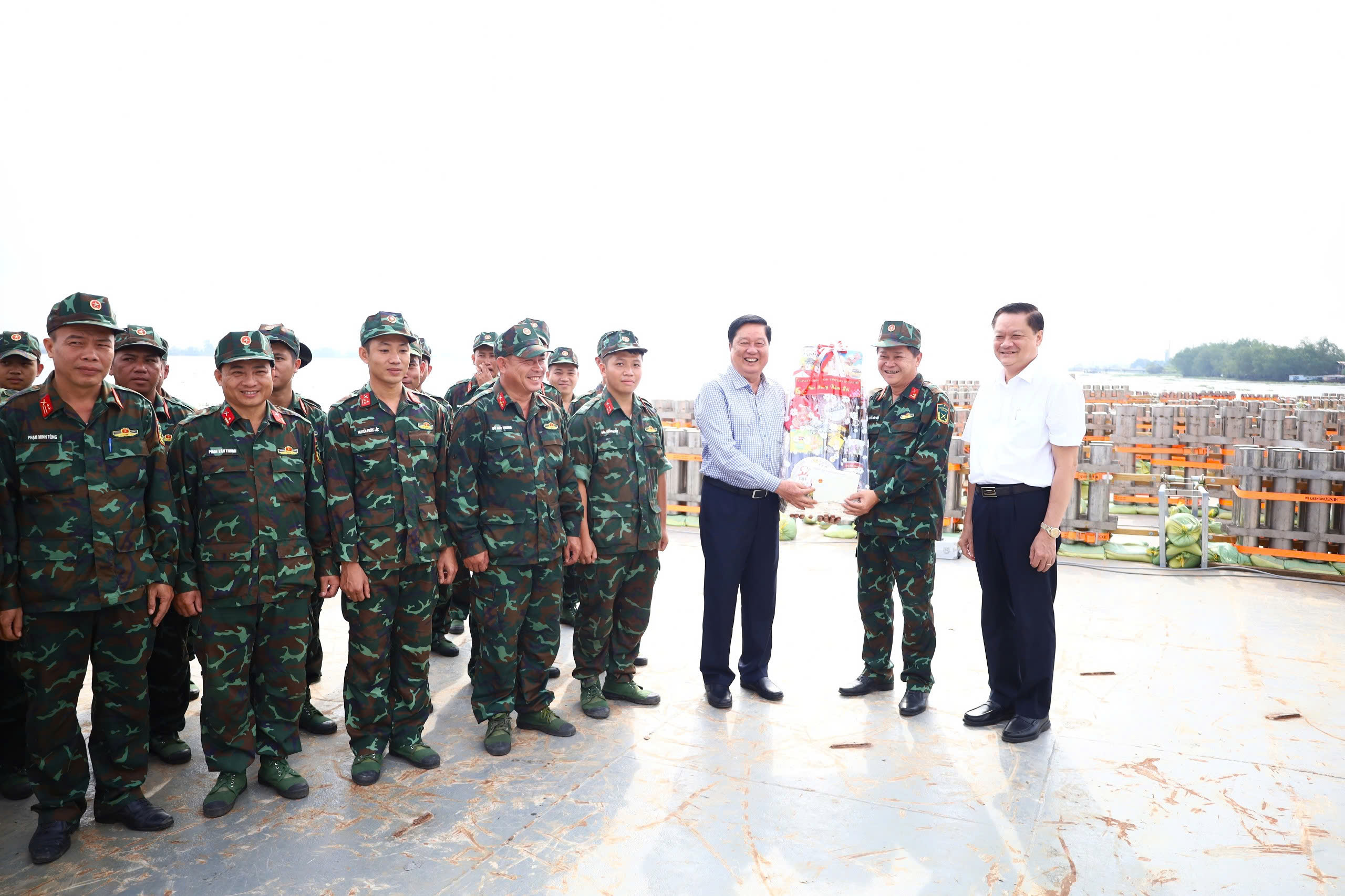 Ông Phạm Văn Hiểu - Phó Bí thư Thường trực Thành ủy, Chủ tịch HĐND TP. Cần Thơ và ông Dương Tấn Hiển - Ủy viên BTV Thành ủy, Phó Chủ tịch Thường trực UBND TP. Cần Thơ tặng quà chúc tết cho lực lượng làm nhiệm vụ.