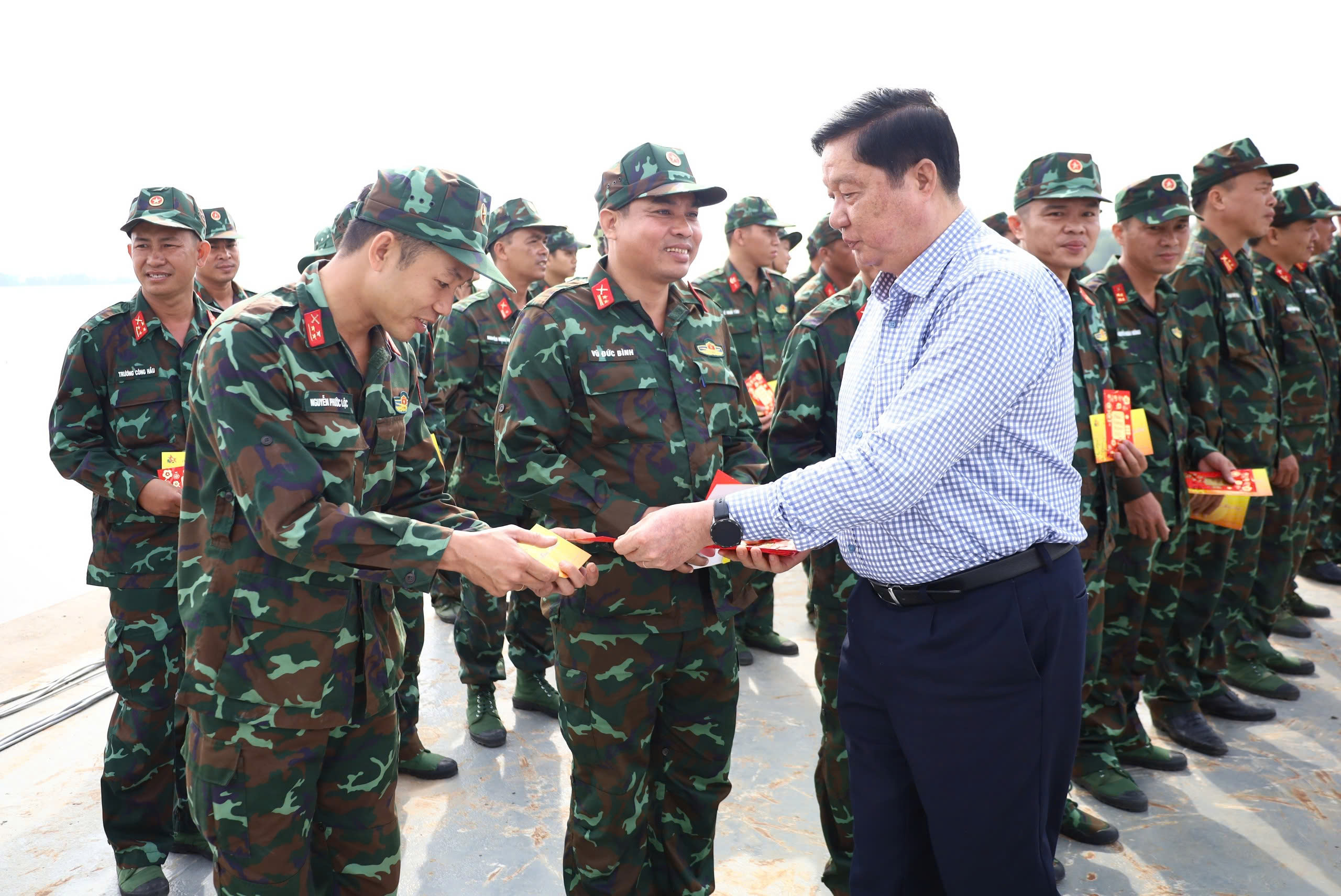 Ông Phạm Văn Hiểu - Phó Bí thư Thường trực Thành ủy, Chủ tịch HĐND TP. Cần Thơ tặng quà chúc tết cho lực lượng làm nhiệm vụ.