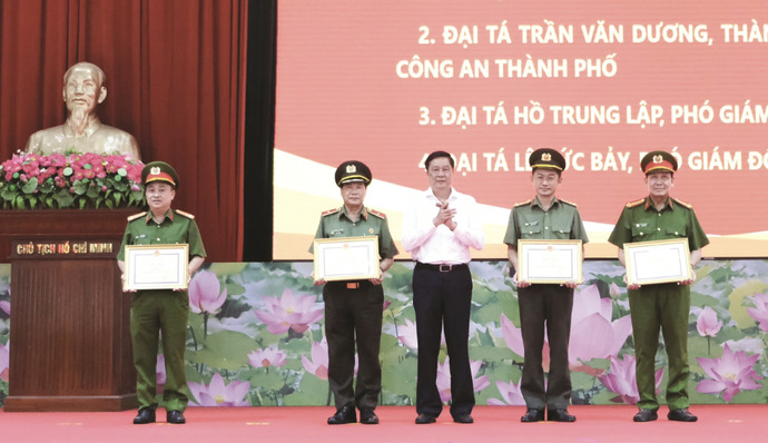 Đồng chí Phạm Văn Hiểu, Phó Bí thư Thường trực Thành ủy, Chủ tịch HĐND TP Cần Thơ trao khen thưởng các cá nhân Công an TP Cần Thơ đạt thành tích xuất sắc trong công tác.