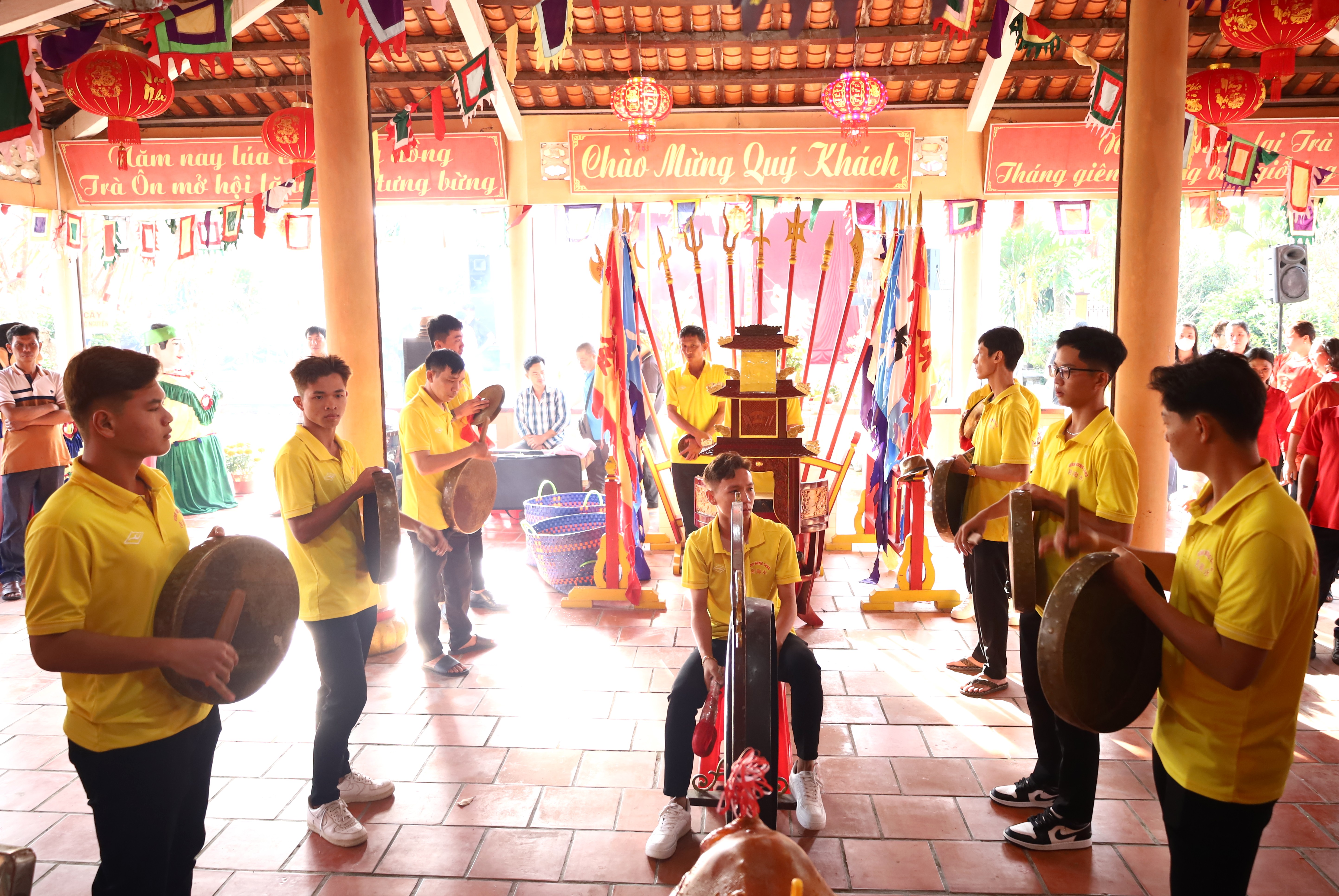 Dàn nhạc Tùa lầu cấu biểu diễn tại buổi lễ.