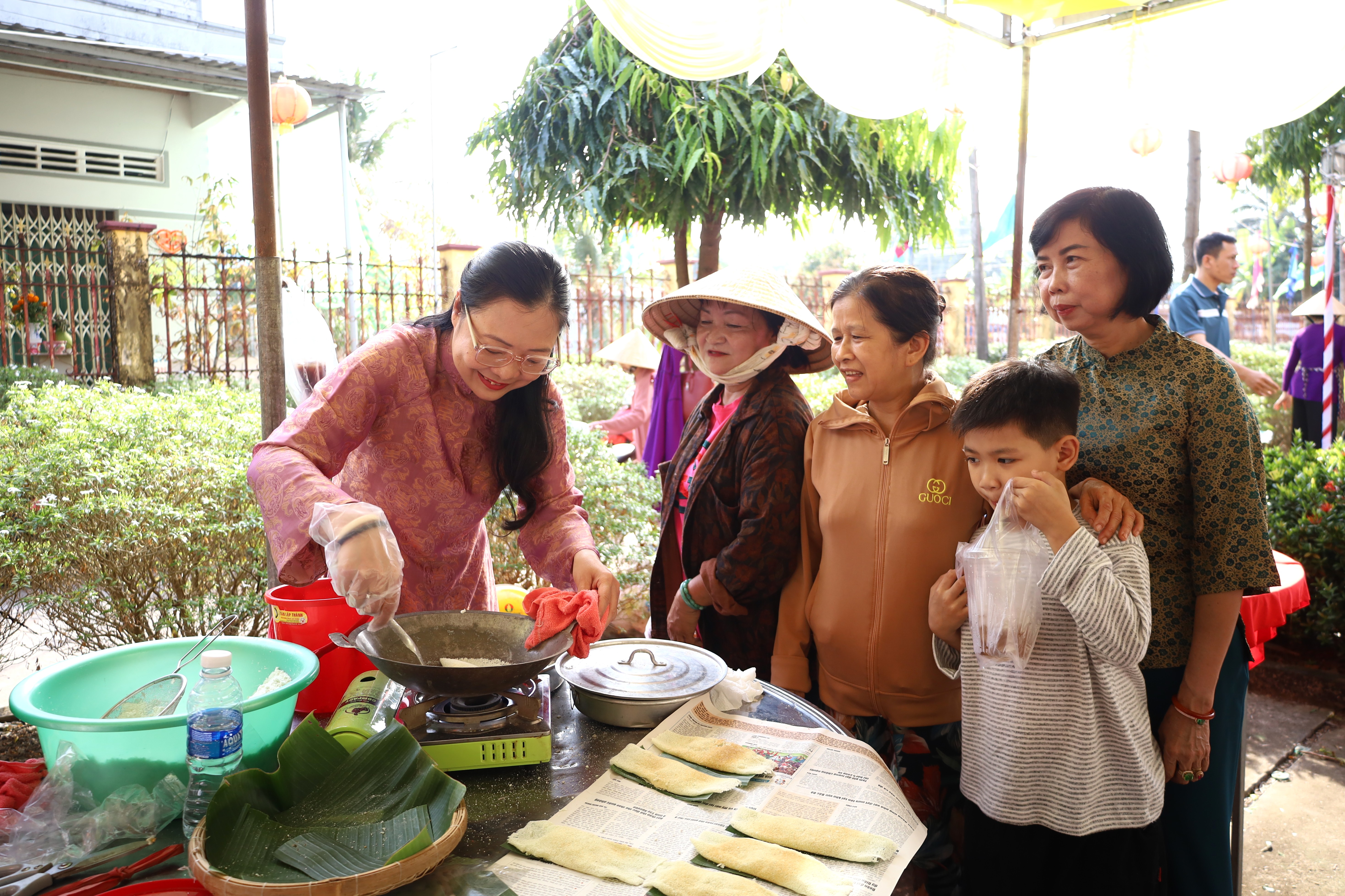 Bà Nguyễn Thị Quyên Thanh - Tỉnh ủy viên, Phó Chủ tịch UBND tỉnh Vĩnh Long trải nghiệm làm bánh dân gian.