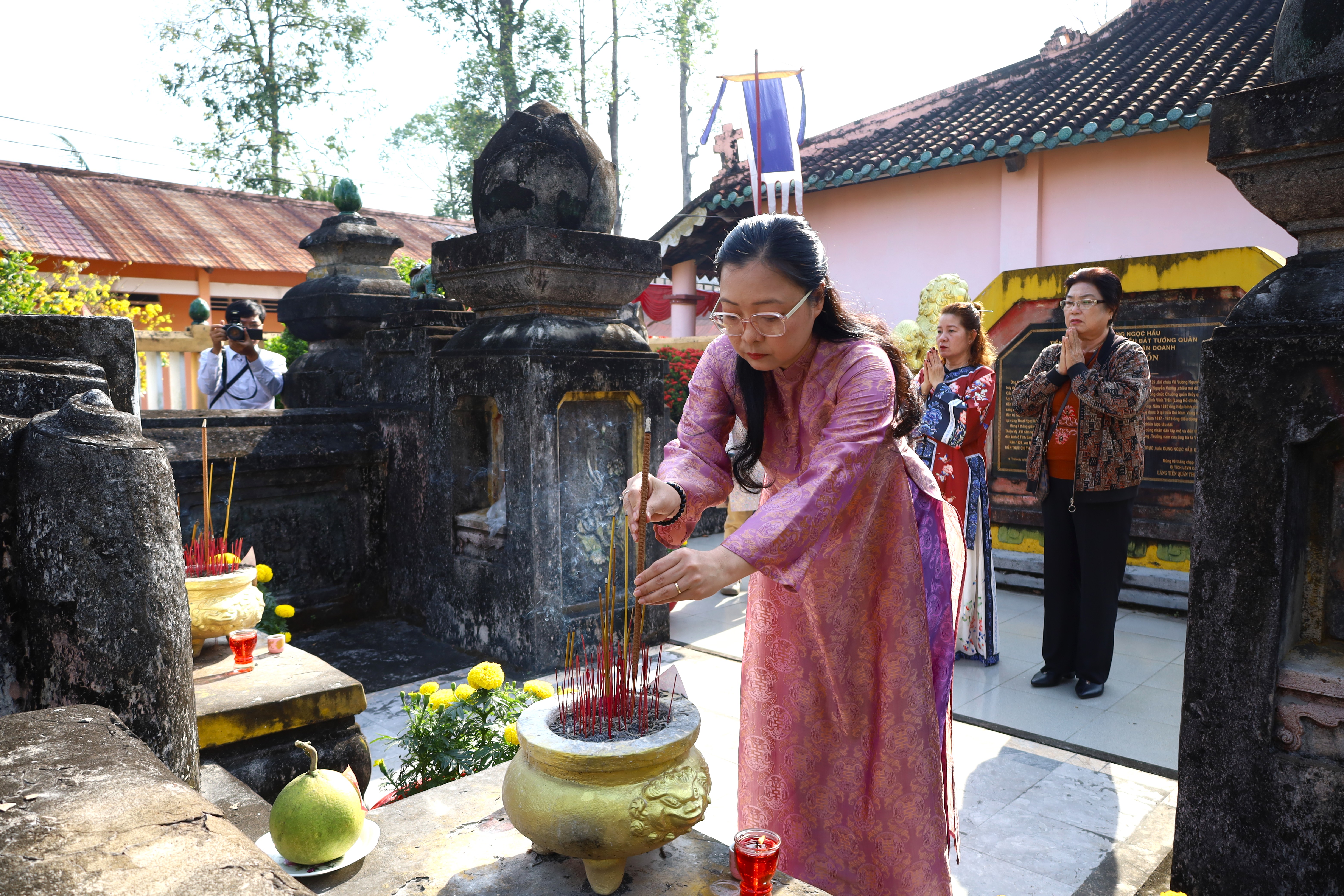 Bà Nguyễn Thị Quyên Thanh - Tỉnh ủy viên, Phó Chủ tịch UBND tỉnh Vĩnh Long dâng hương Tiền quân Thống chế Điều bát Nguyễn Văn Tồn và phu nhân.