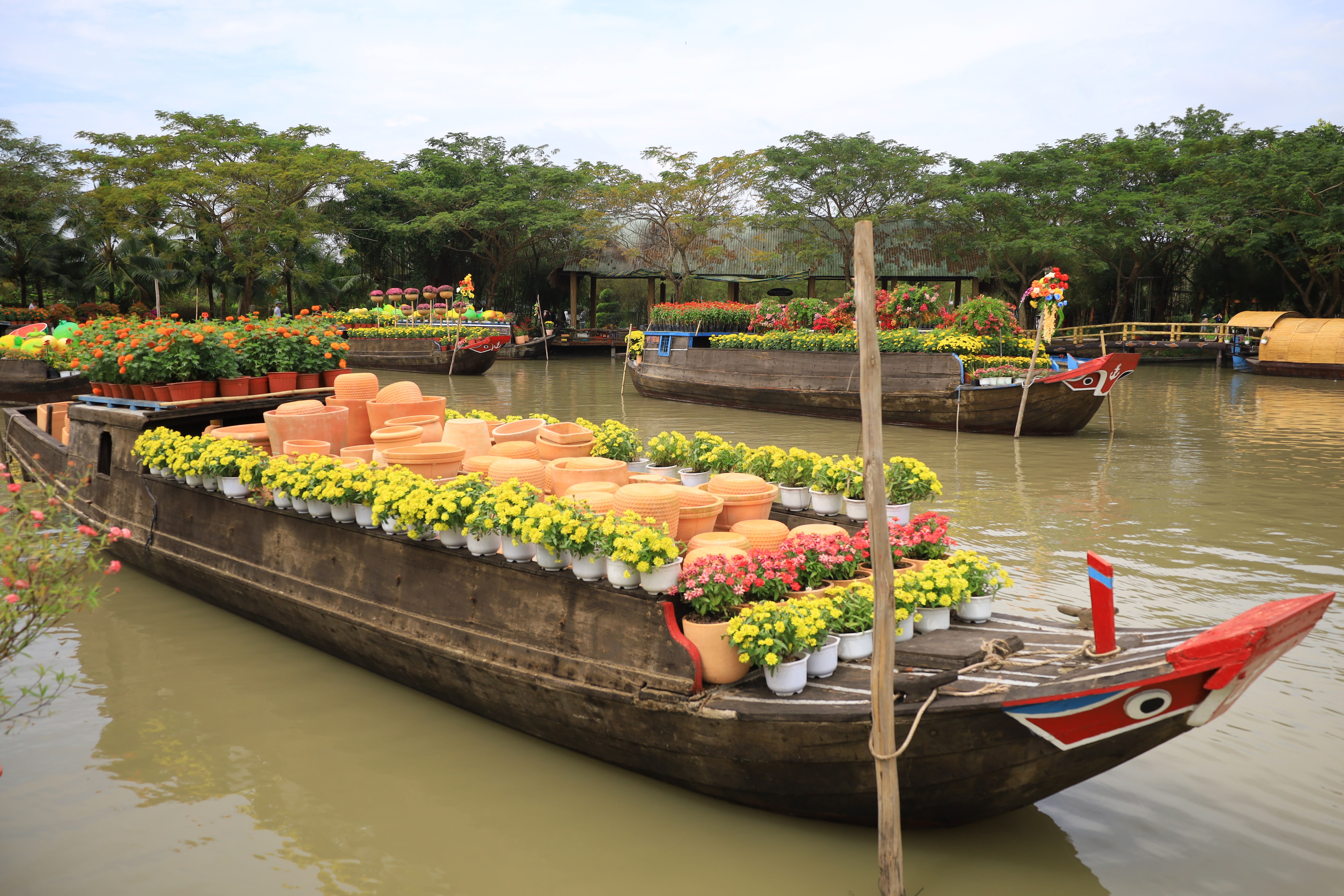 Làng du lịch Mỹ Khánh trang trí ghe gốm và hoa trong không gian Chợ nổi hoa trái mùa Xuân.