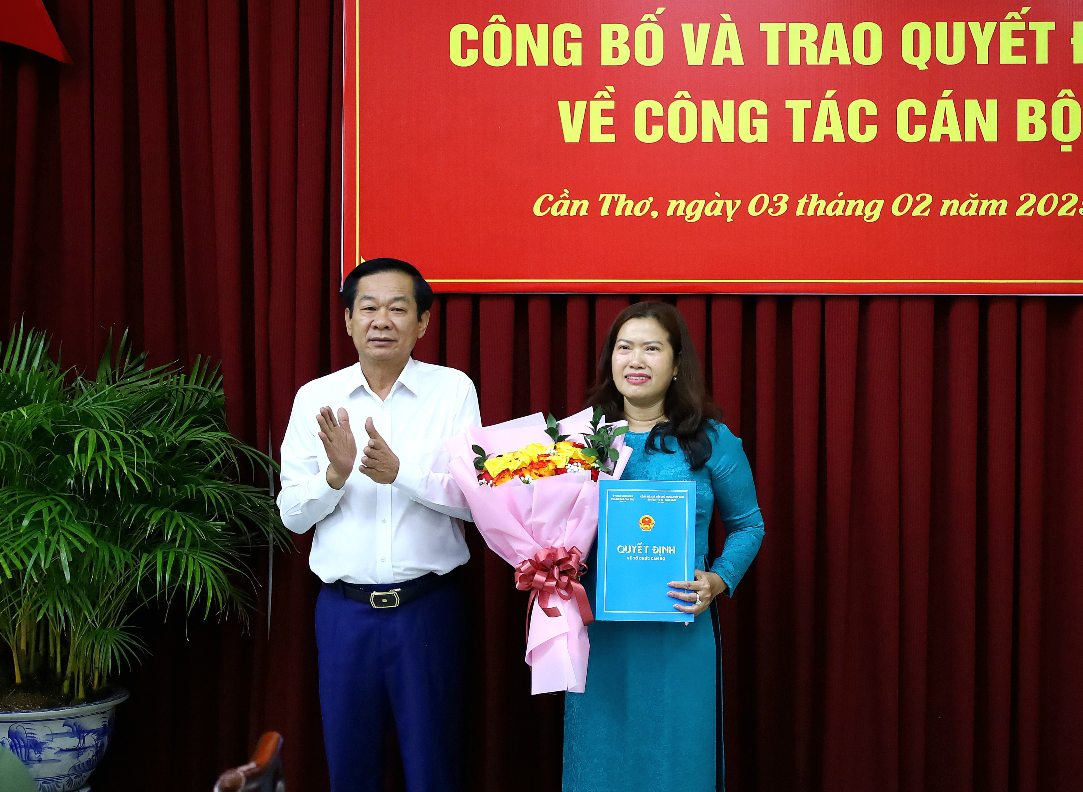 Ông Đỗ Thanh Bình - Ủy viên BCH Trung ương Đảng, Bí thư Thành ủy Cần Thơ trao quyết định cho bà Nguyễn Thị Ngọc Điệp.