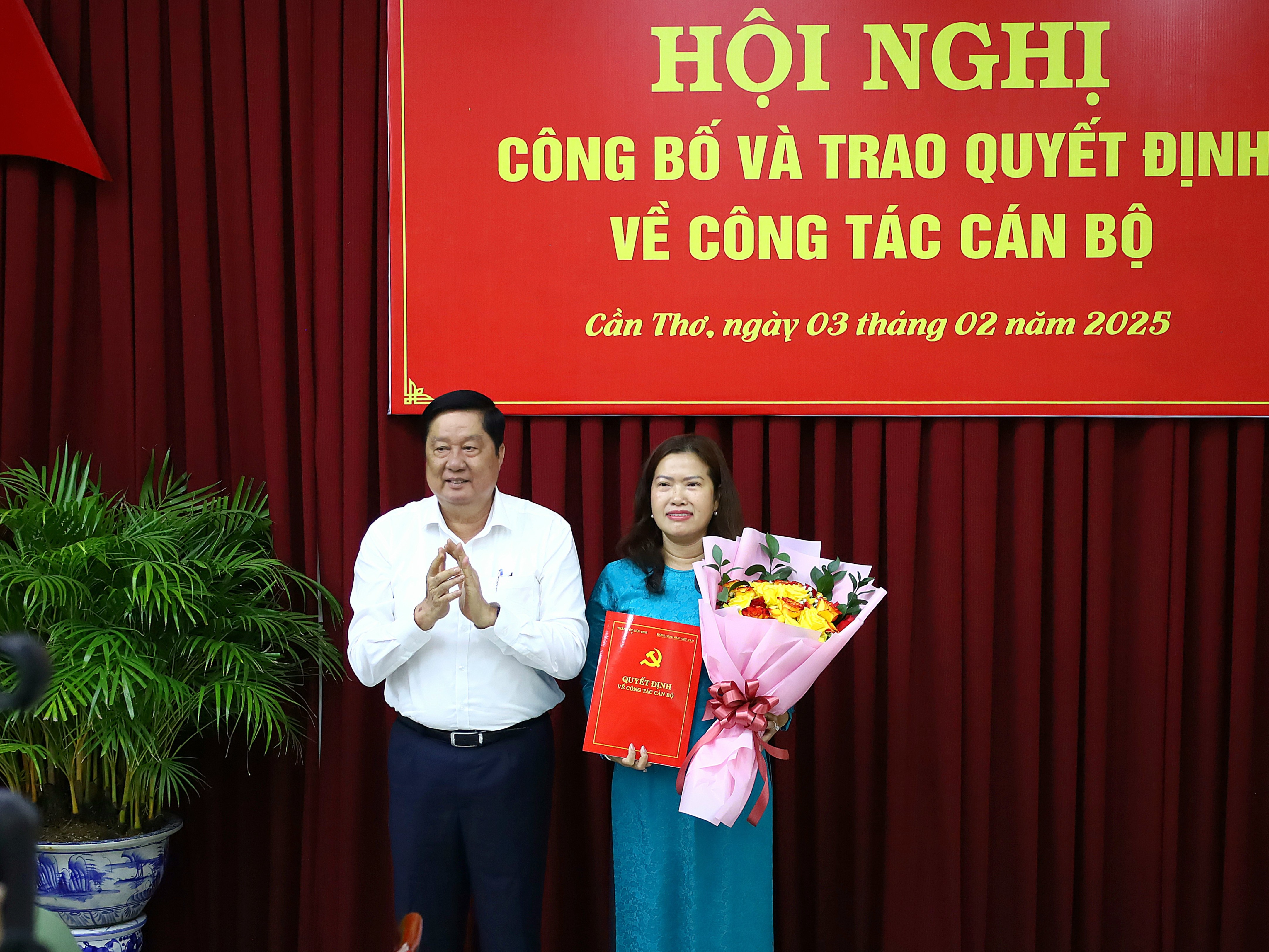 Ông Phạm Văn Hiểu - Phó Bí thư Thường trực Thành ủy, Chủ tịch HĐND TP. Cần Thơ trao quyết định của Thành ủy Cần Thơ về việc điều động, phân công bà Nguyễn Thị Ngọc Điệp.