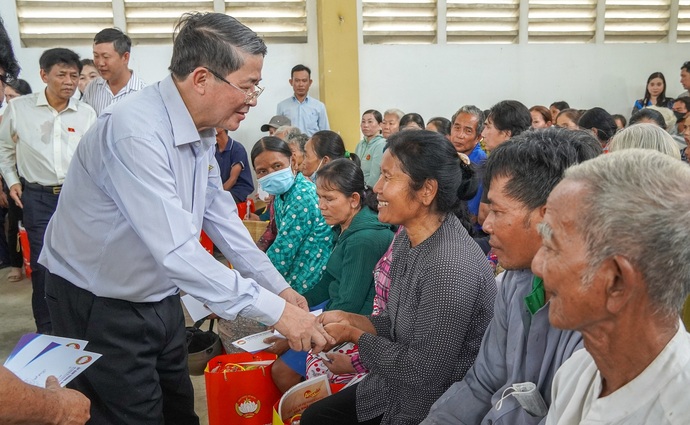 Lãnh đạo tỉnh Sóc Trăng thăm và tặng quà Tết cho người dân.